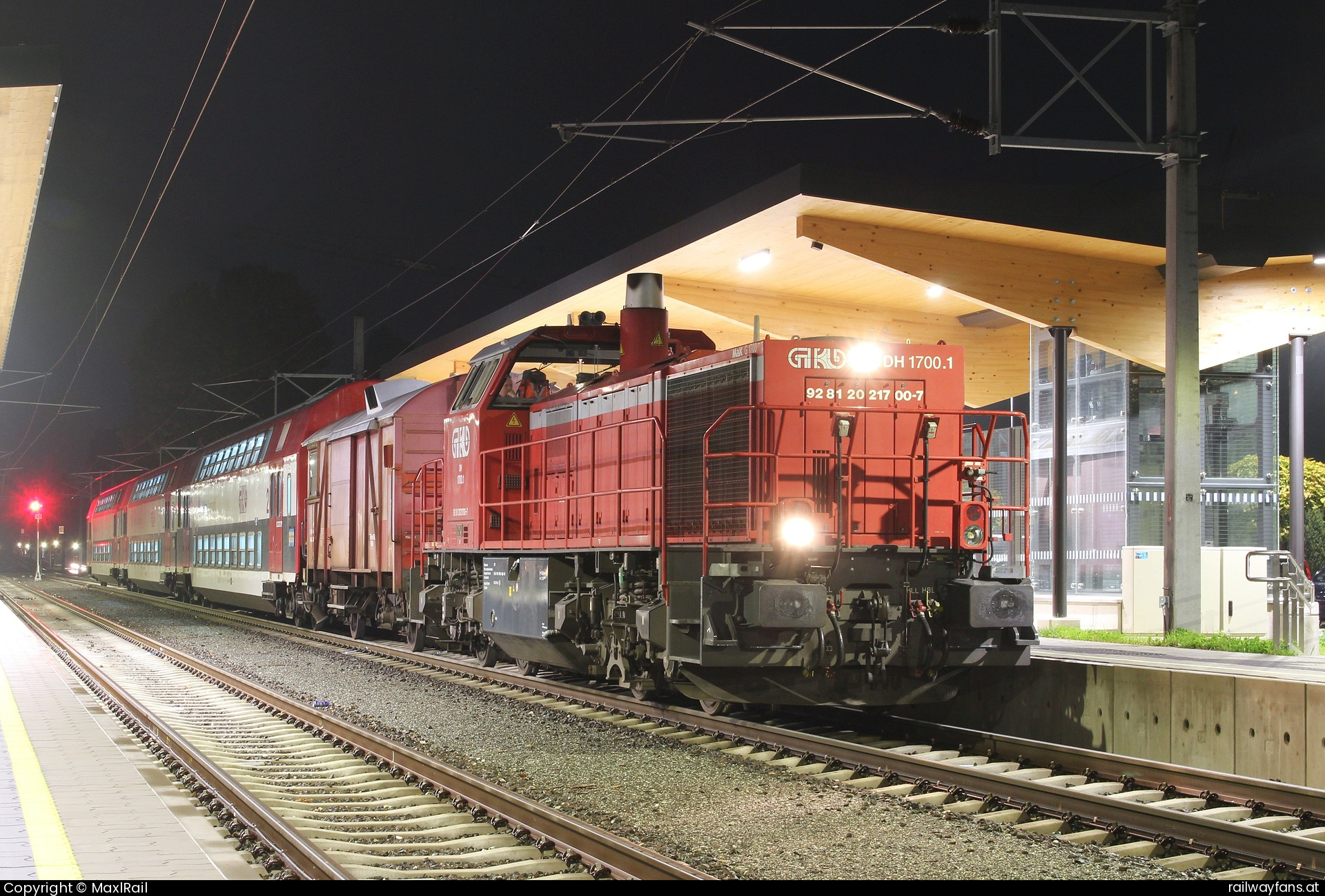 GKB 1700.1 in Frauental-Bad Gams  mit dem R8554 - Früh morgens am 17.10.2024 steht der R8554 von Wies-Eibiswald nach Graz Hbf im Bahnhof Frauental-Bad Gams und wartet auf die Weiterfahrt.\r\nMit den gut 2300PS hat die DH1700.1 nicht viel Mühe mit den drei Doppelstockwagen sowie dem Generatorwagen, der zur Stromversorgung der Wagen dient.  Wieserbahn Railwayfans