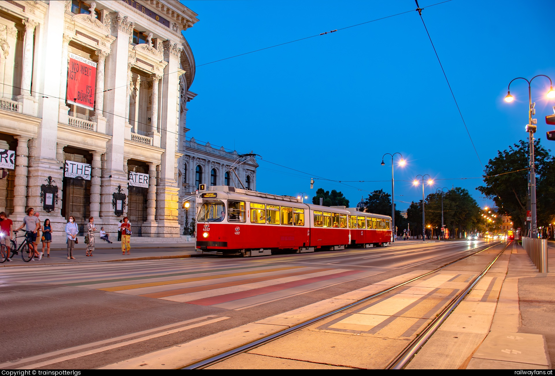 Wiener Linien E2 4007 in Rathausplatz-Burgtheater - WL E2 4007 spotted on L1 in Wien - Rathausplatz, Burgtheater   Railwayfans