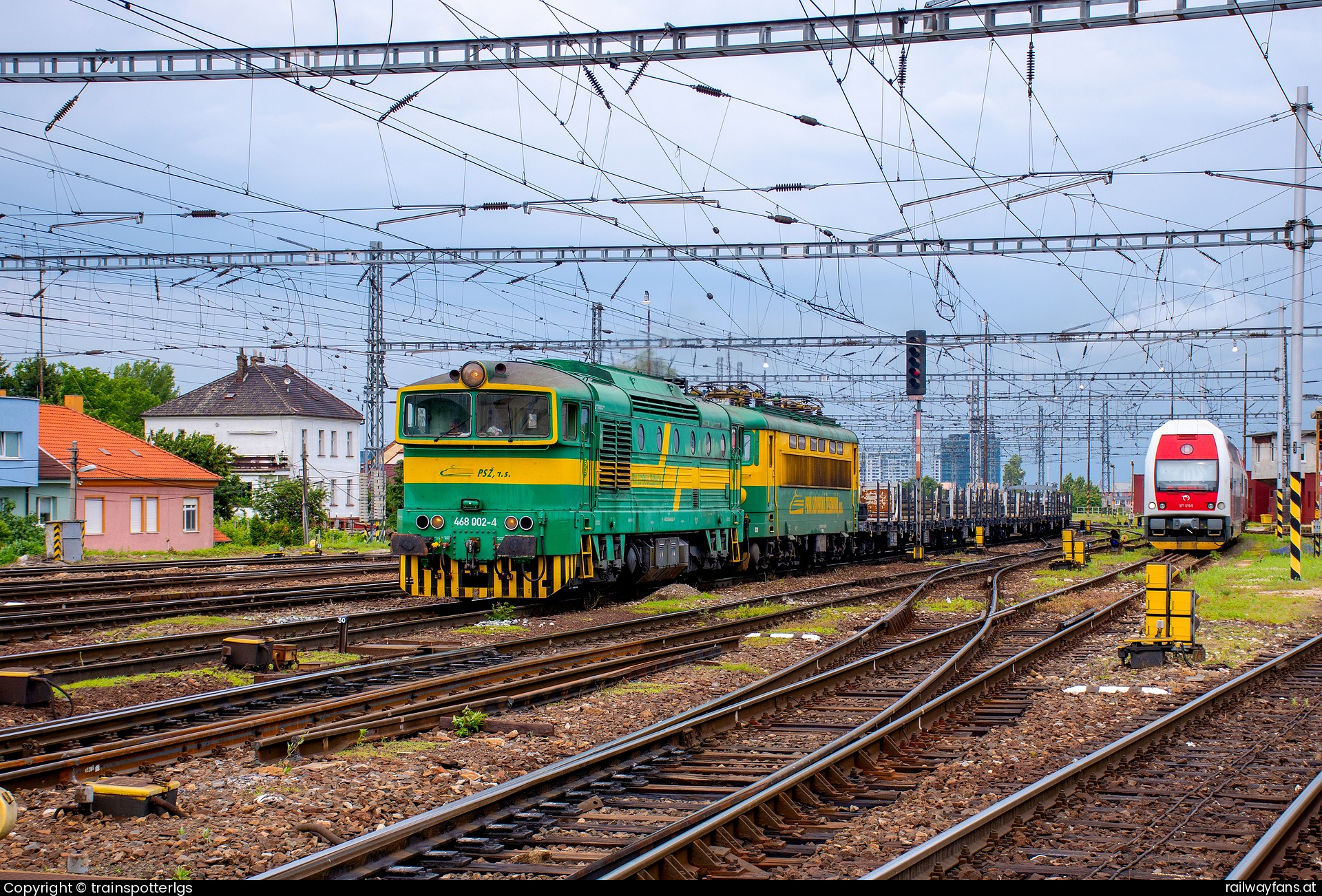 PSZ 468 002 in Bratislava Hauptbahnhof - PSZ 468 002 + 242 206 spotted in Bratislava hl.st.   Railwayfans