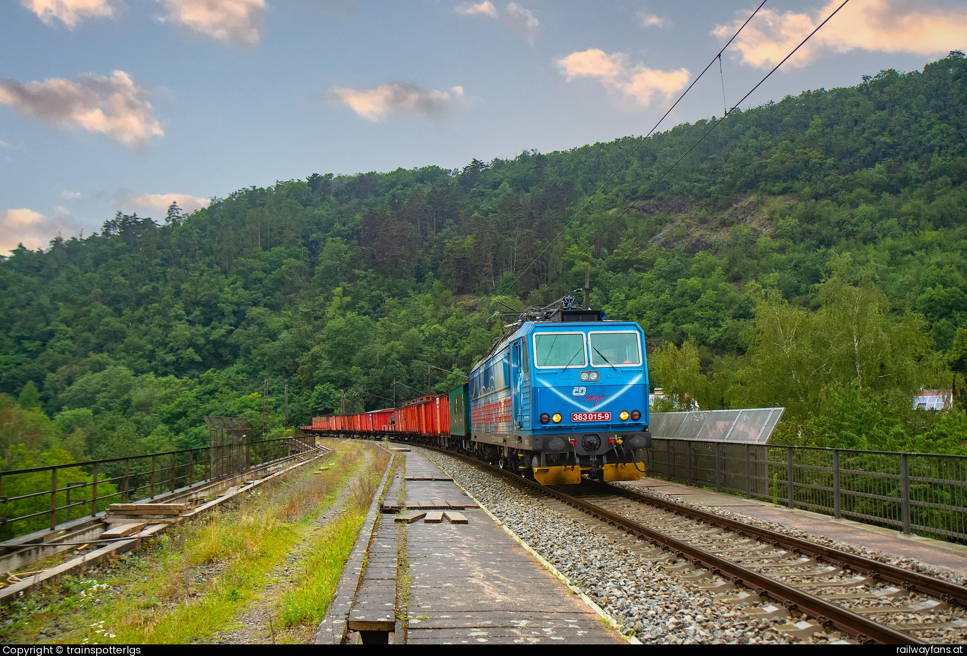 CD Cargo 363 015 in Modřanská - CD 363 015 whit special train spotted in Praha - Most inteligencie (Branik)   Railwayfans