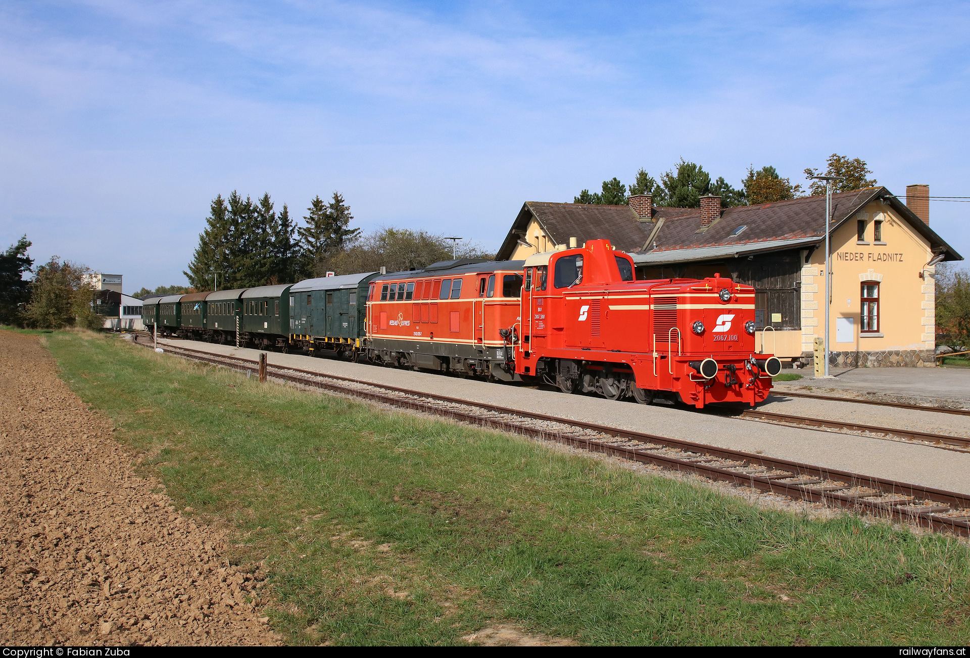 NLB 2067 100 in Nieder Fladnitz mit dem R 16971  Railwayfans