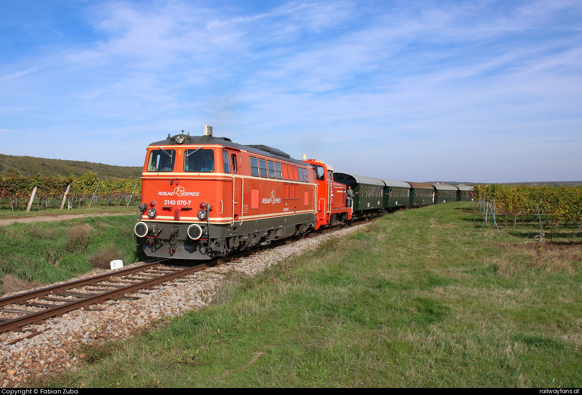 NLB 2143 070 in Retz mit dem R 16972  Railwayfans