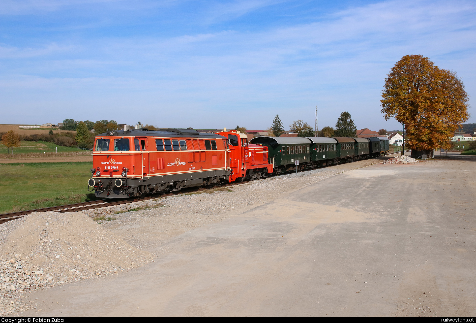 NLB 2143 070 in Pleißing-Waschbach mit dem R 16972  Railwayfans