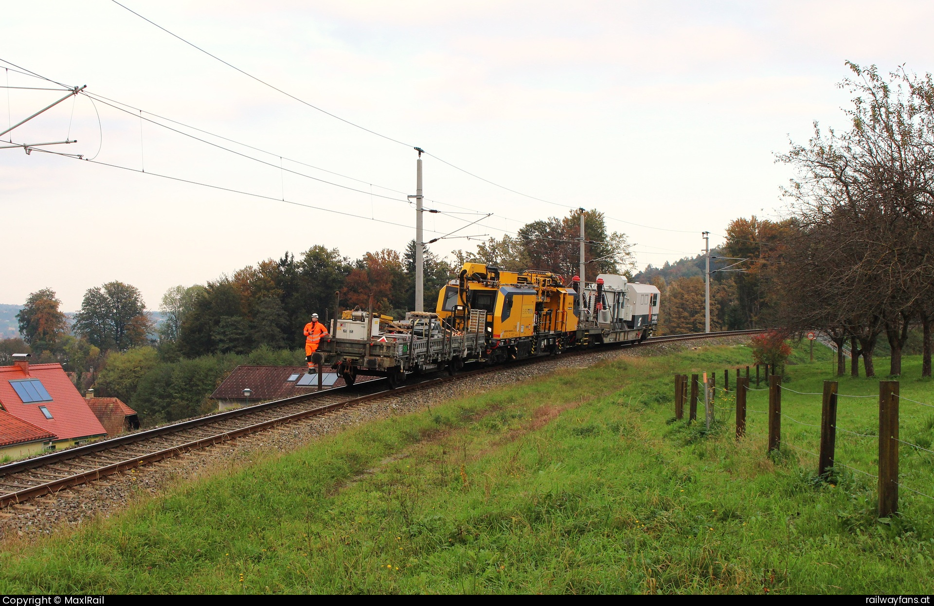 Europten 9136 003 in Deutschlandsberg - Die letzten Arbeiten der Elektrifizierung der GKB Strecke nach Wies-Eibiswald gehen dem Ende entgegen. Am Wochenende wurde zwischen Deutschlandsberg und Wies-Eibiswald die 15kV Anlagen mit einem speziellen Hochspannungsprüfgerät überprüft.\r\nHier bringt am 20.10.2024 ein Turmtriebwagen der Firma Europten besagten Wagen mit Prüfgerät nach Deutschlandsberg zu sehen auf der Leibenfelder Höhe kurz vor dem Bahnhof Deutschlandsberg.  Wieserbahn Railwayfans