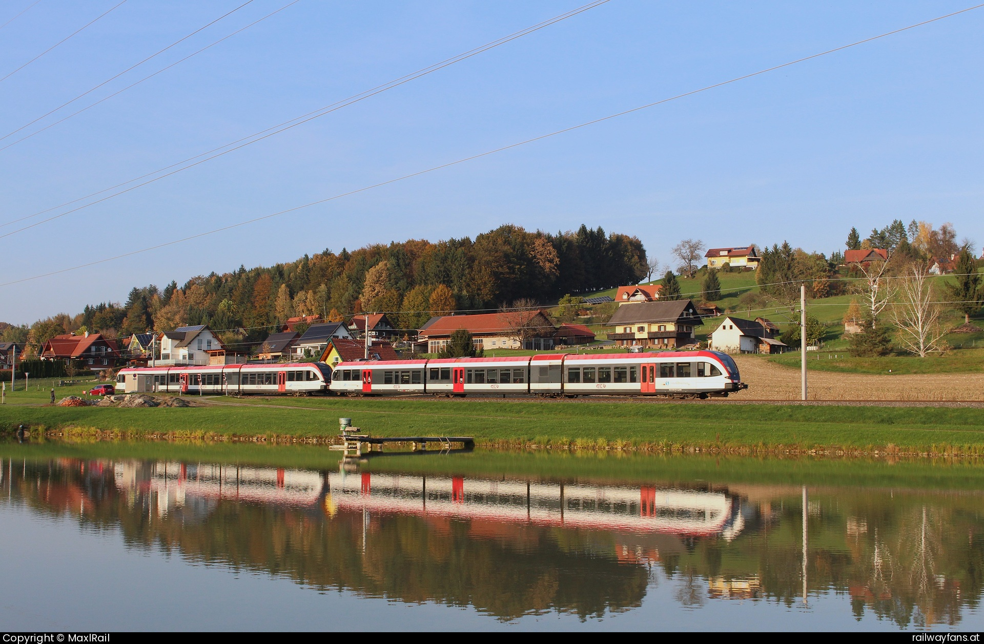 GKB 5063 013 in Eden mit dem R7377 - Am herbstlichen 21.10.2024 fahren der 5063 013 und ein weiterer unbekannter 5063 als R7377 von Graz Hbf nach Wies-Eibiswald.\r\nHier haben die beiden Stadler Triebwagen die Leibenfelder Höhe bereitserklommen und rollen an der Kresteichen in Richtung Hollenegg.  Wieserbahn Railwayfans