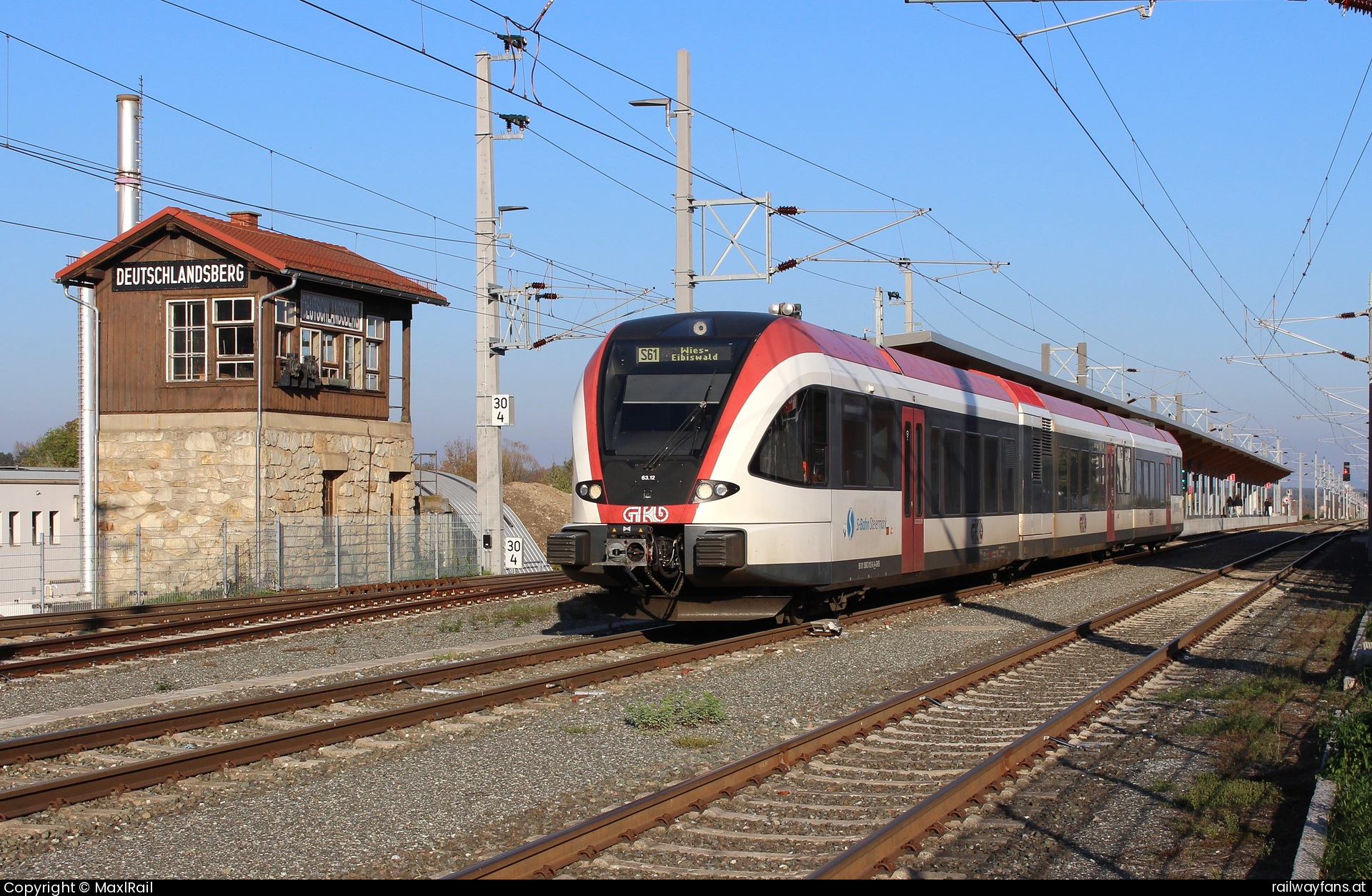 GKB 5063 012 in Deutschlandsberg Stadt mit dem SB8565 - In der herrlichen Herbstsonne vor blauem Himmel fährt am 22.10.2024 der 5063 012 als S61 8565 von Graz Hbf über Lieboch nach Wies-Eibiswald hier beim verlassen des Bahnhofs Deutschlandsberg.  Wieserbahn Railwayfans