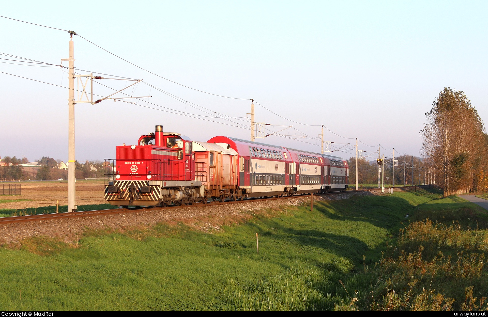 GKB 1500.6 in Lebing mit dem SB8567 - Die letzten Sonnenstrahlen des 22.10.2024 leuchten auf die 1500.6 die mit ihren drei Doppelstockwagen sowie dem Generatorwagen Diho 936 als S61 8567 von Graz Hbf kommend zwischen Groß-St.Florian und Frauental-Bad Gams bei Lebing in Richtung Wies-Eibiswald fährt.  Wieserbahn Railwayfans