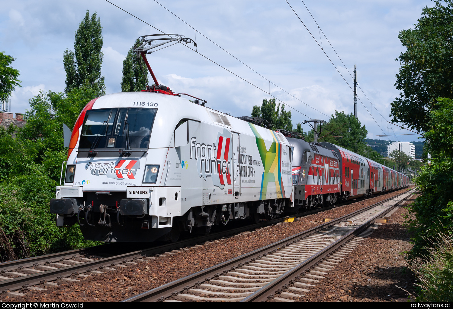 ÖBB 1116 130 in Stadlergasse (Verbindungsbahn) - Frontrunner Vollwerbung, + 1116 138 Heeressport.  Verbindungsbahn (Wien Meidling - Wien Penzing/Wien Hütteldorf) Railwayfans