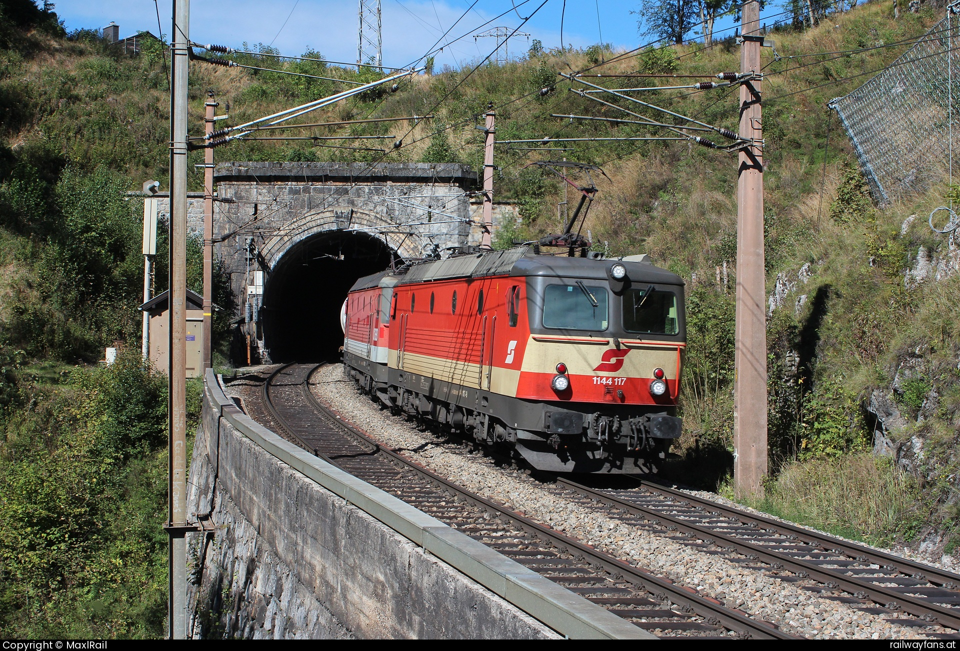 ÖBB 1144 117 in Breitenstein - Etwas aktuelles.
Heute, dem 6.11.2024 hatte die 1144 117 mit dem NJ465 von Selzthal nach Graz Hbf ihre letzte Fahrt und wurde anschließend wegen erreichter Laufkilometer in Graz abgestellt und das weitere Schicksal ist ungewiss.
Eines der schönsten ÖBB Triebfahrzeuge ist somit nicht mehr unterwegs.Die 1044 117 (I) wurde am 28.5.1986 mit der Fabriknummer 78355/1986 bei der SGP in Graz ausgeliefert. Nur 3 Monate danach stürzte die Lok wegen eines Felssturzes bei Imst an das Ufer des Inns und wurde in Linz verschrottet.
Am 23.12.1988 wurde dann die 1044.117 (II) mit der Fabriknummer 79729/1988 neu ausgeliefert und erhielt neben einem Kasten der 200er Serie auch ihr markantes 