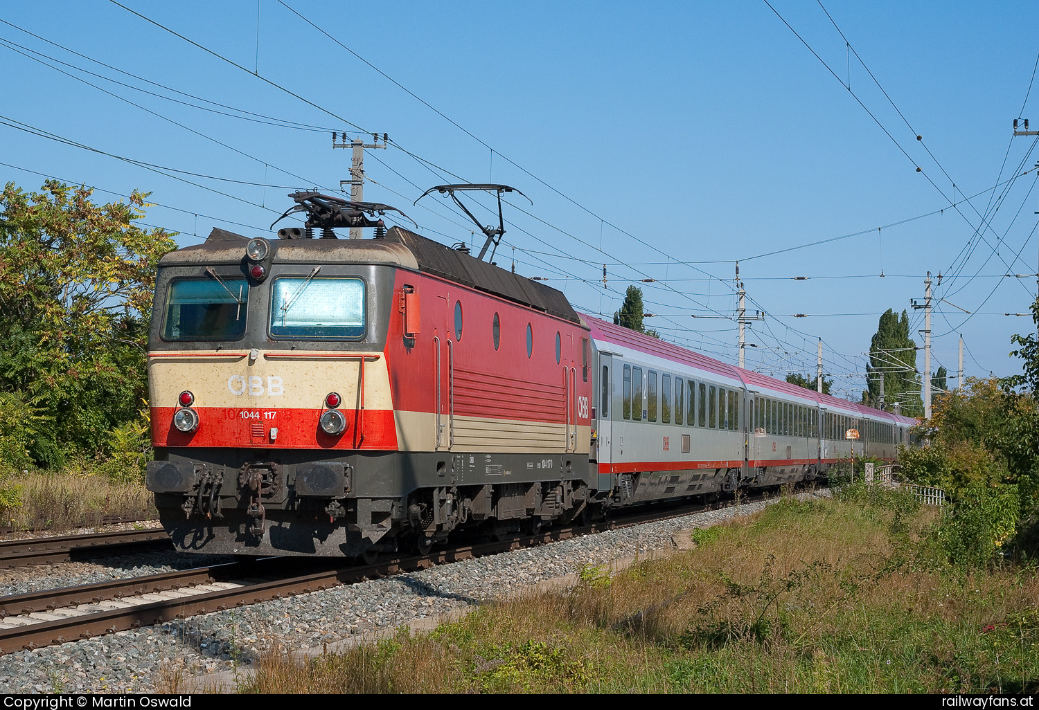 ÖBB 1044 117 in Wien Atzgersdorf  Railwayfans