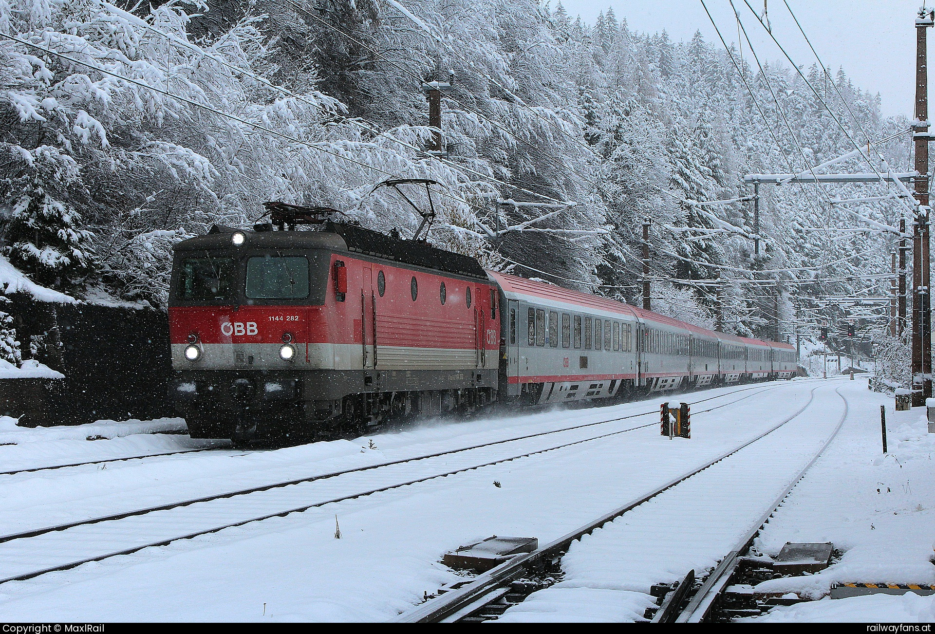 ÖBB 1144 282 in Semmering mit dem EC 151 - Ein kleiner Blick ins Archiv.\r\nIm dichten Schneefall fährt am 27.11.2018 die 1144 282 mit dem EC151 \