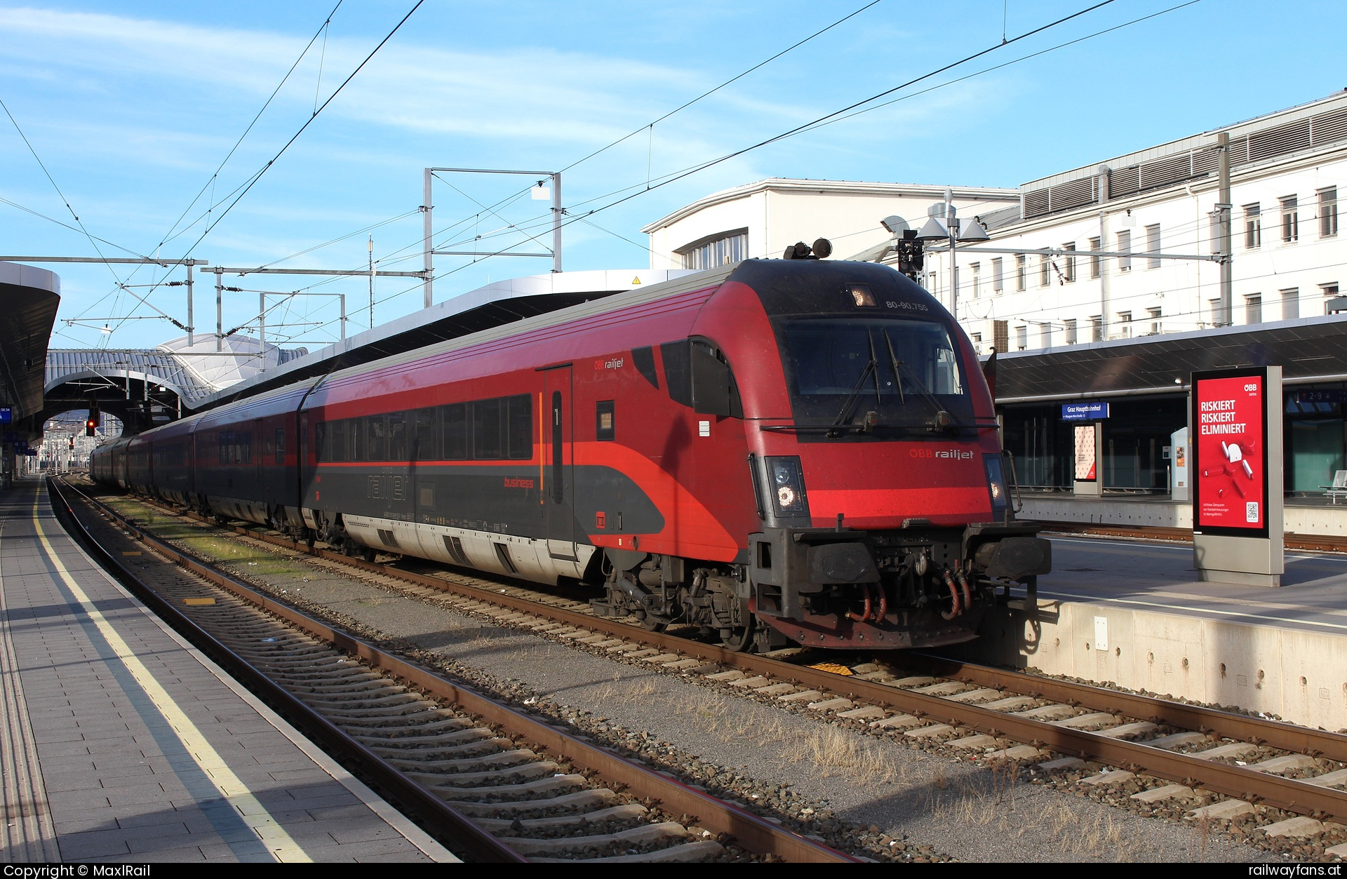 ÖBB 8090 755 in Graz Hbf mit dem RJ 653 - Am sonnigen 1.11.2024 schob die 1116 272 die Railjet Garnitur 55  als RJ653 von Wien Hbf nach Graz Hbf hier kurz nach der Ankunft am Zielbahnhof.\r\nWegen der Sperre der alten Westbahnstrecke sowie damit hervorgehenden Umlaufänderungen stand die Garnitur \