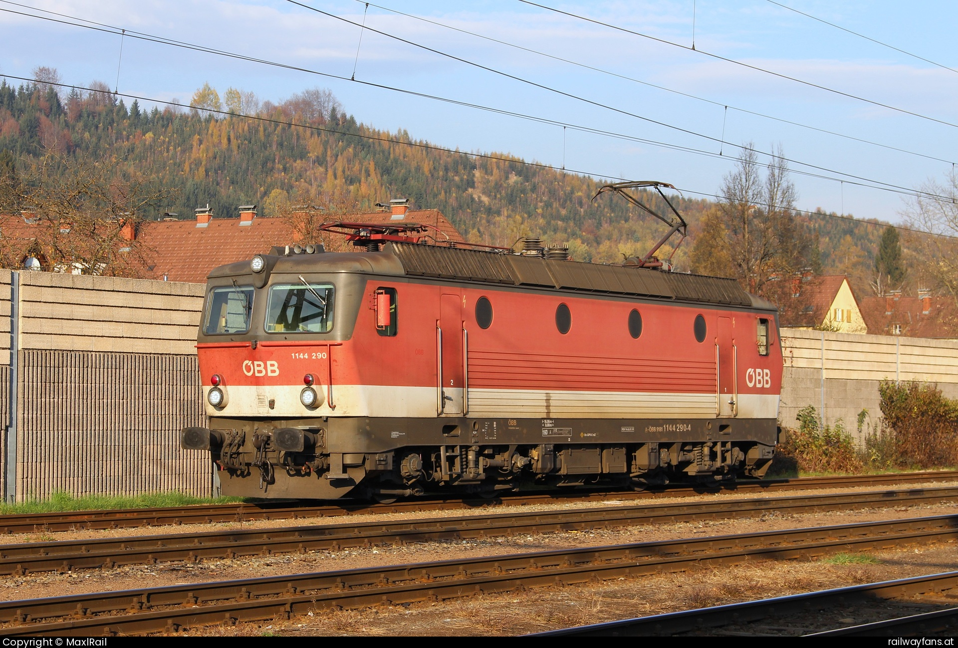 ÖBB 1144 290 in Kapfenberg - Die 1144 290 ist nummermäßig zwar die letzte allerdings die vorletzte Lok dieser Reihe die gebaut wurde. Grund dafür war ein Unfall der 1044 051, die dann als 1044 256 eingereiht wurde, wegen fehlender LZB (ab der 255) als 1044 200 und die nachgebaute 1044 291 wurde als 1044 256 eingeordnet.\r\nHier steht am 8.11.2024 die 1144 290, noch im Ursprungsdesign in Verkehrsrot, mit grauweißer Bauchbinde und umbragauem LZB-Streifen unter den Lüftern in Kapfenberg und wartet auf die Abfahrt als Lokzug nach Wiener Neustadt.  Südbahn | Wien Hbf -  Spielfeld Straß Railwayfans