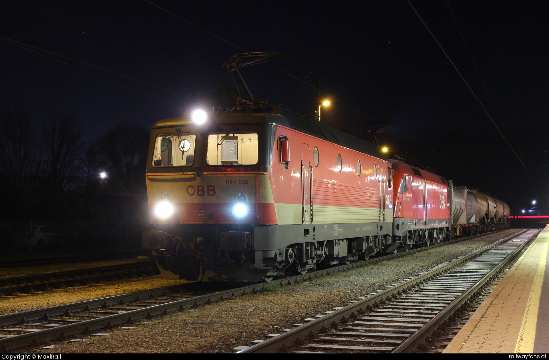 ÖBB 1144 092 in Gratwein-Gratkorn - Nachdem am Abend des 14.11.2024 die 1144 092 und die 1116 107 mit einem Kesselwagenganzzug von Spielfeld-Straß in Gratwein-Gratkorn angekommen sind, wird auf das abkuppeln gewartet bevor die Fahrt als Lokzug retour nach Graz geht.  Südbahn | Wien Hbf -  Spielfeld Straß Railwayfans