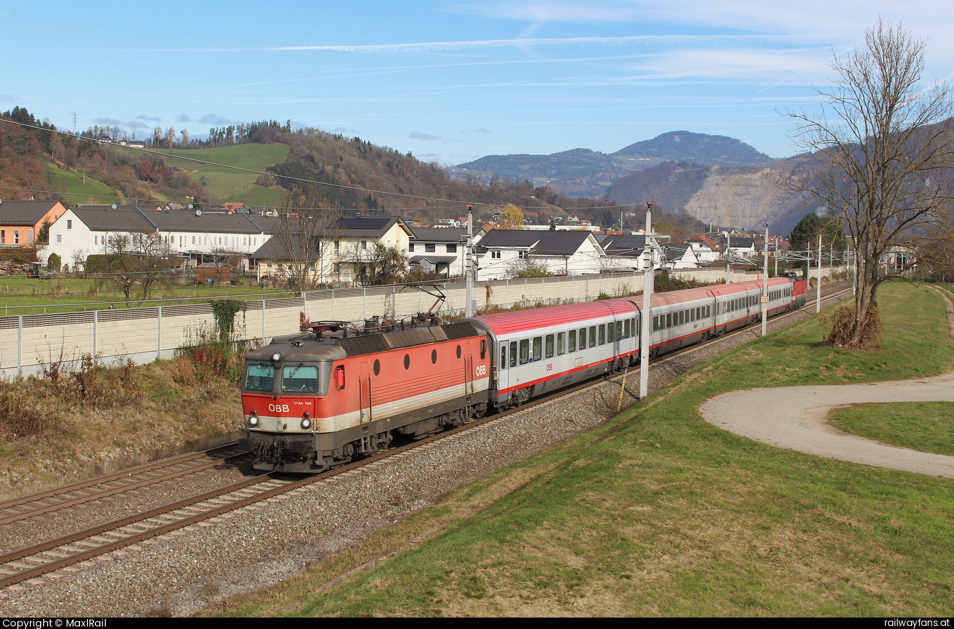 ÖBB 1144 104 in Kleinstübing mit dem IC 503 - Mangels verfügbarer Steuerwagen drr Reihe 8073 werden einige Fernverkehrszüge zwischen Graz und Linz im Sandwich mit zwei 1144er geführt.
Der sportliche IC503 