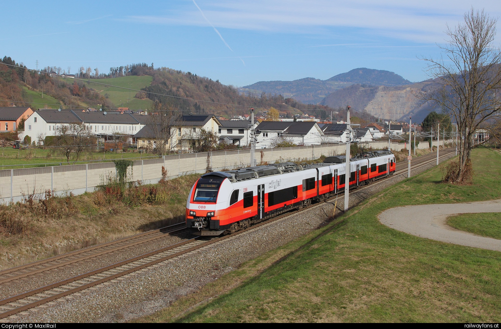 ÖBB 4744 055 in Kleinstübing mit dem S1 4033 - Als S1 4033 von Bruck an der Mur nach Graz Hbf fährt der 4744 055 bzw voraus mit dem 4744 555 am 18.11.2024 kurz vor der Haltestelle Stübing seinem Ziel entgegen.  Südbahn | Wien Hbf -  Spielfeld Straß Railwayfans