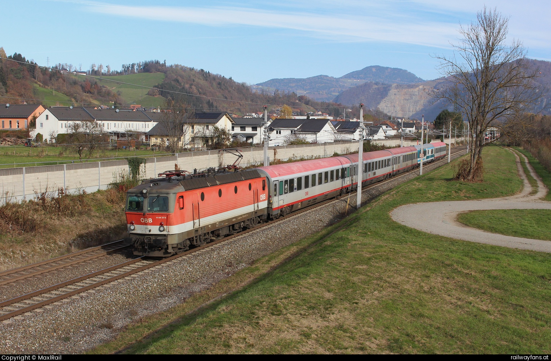 ÖBB 1144 073 in Kleinstübing mit dem EC 151 (Emona) - Der EC151 