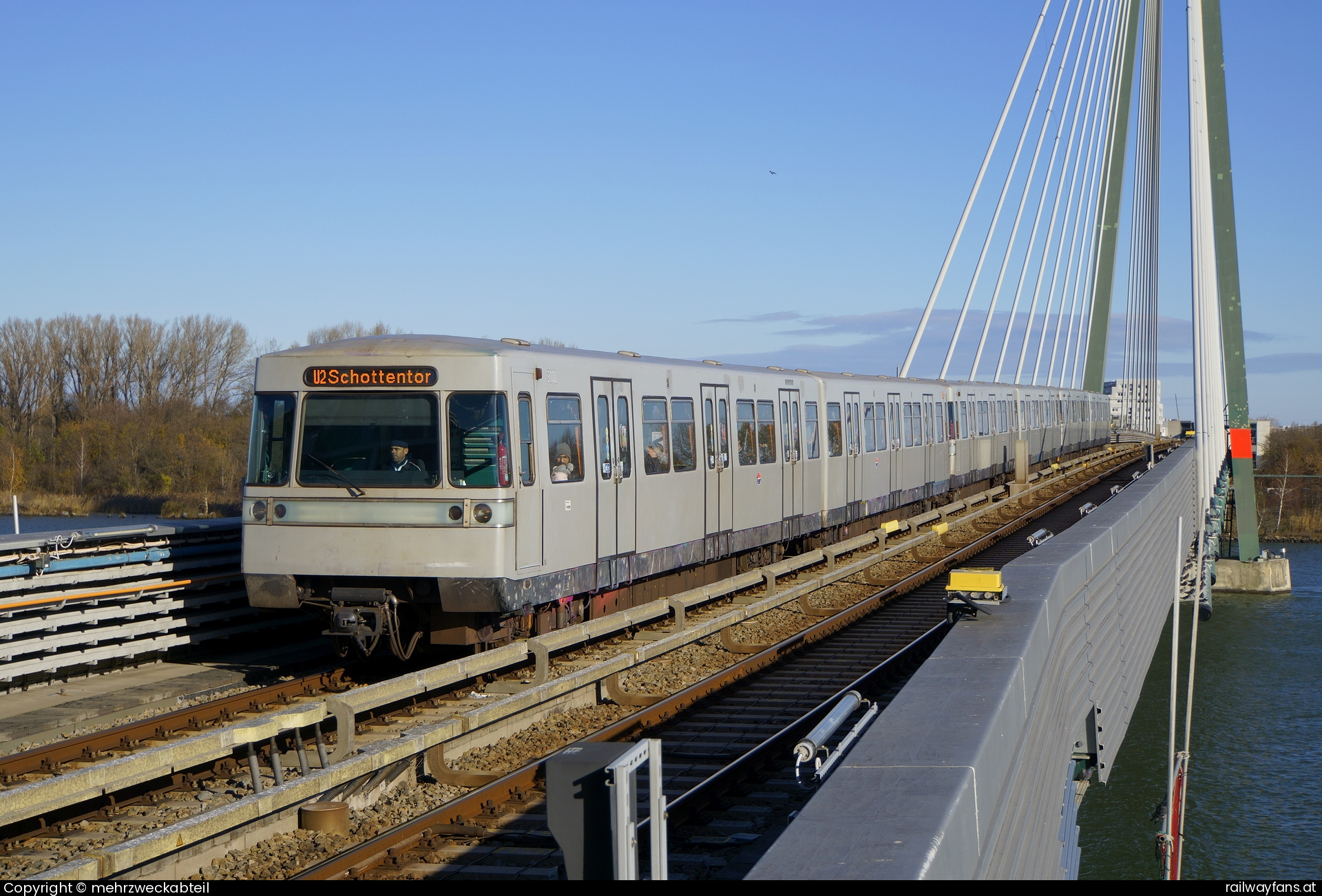 Wiener Linien U2 3100 in Marathonweg mit dem U2 U2 Railwayfans