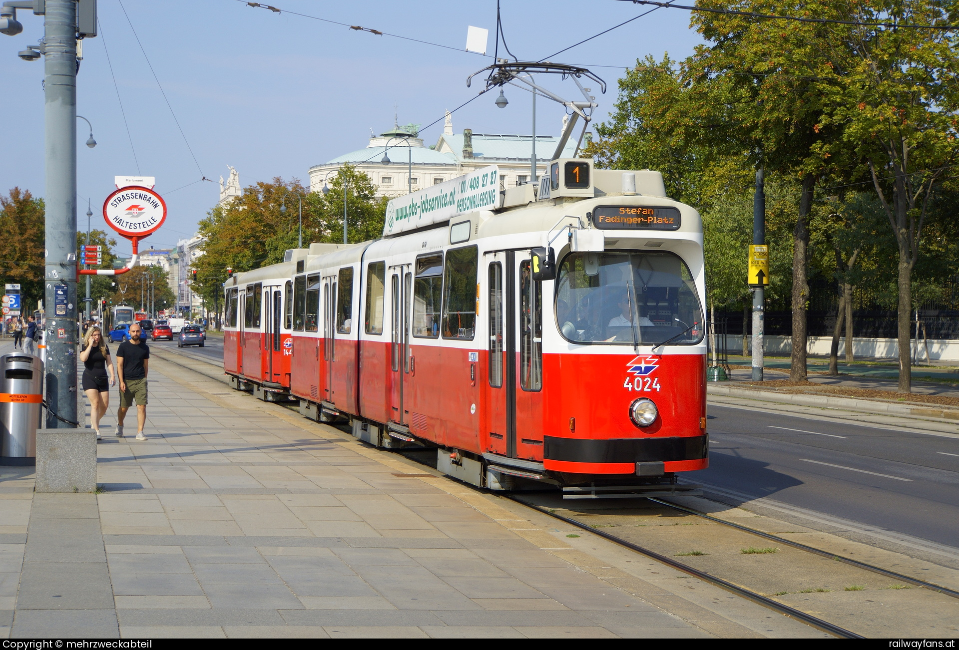 Wiener Linien E2 4024 in Dr.-Karl-Renner-Ring  Railwayfans