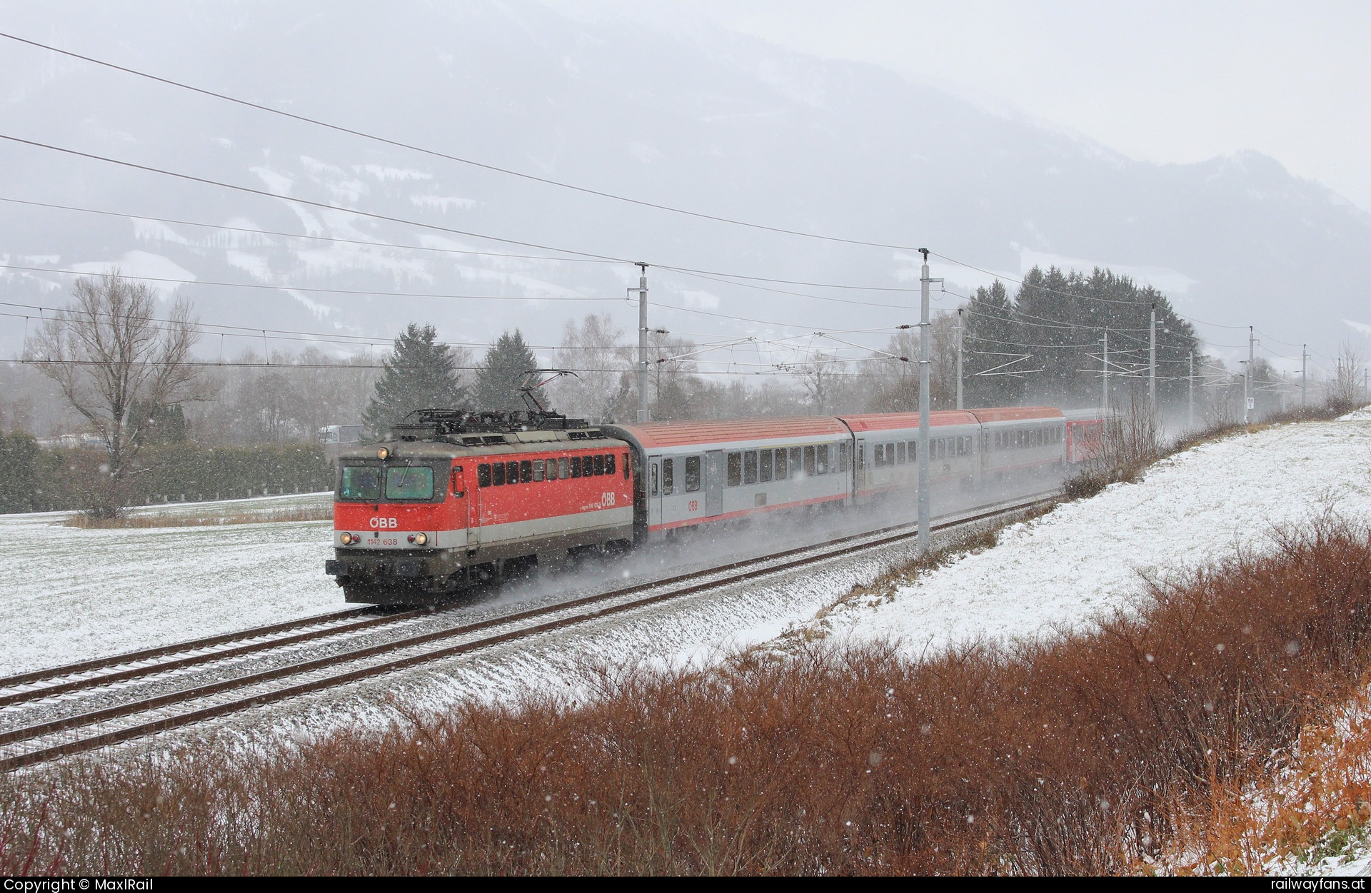 ÖBB 1142 638 in Au bei Gaishorn am See mit dem D 502 - Mit dem D502 