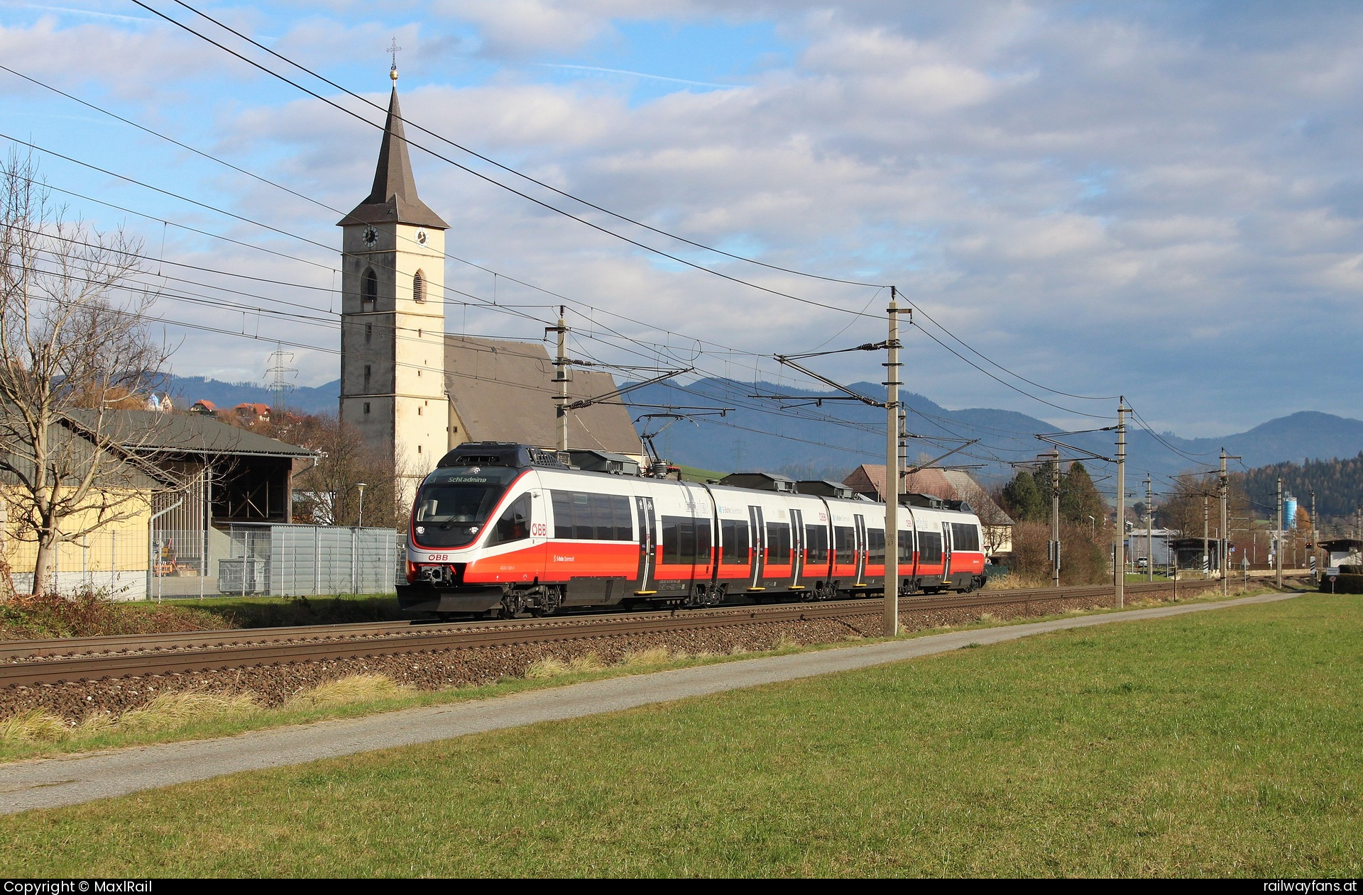 ÖBB 4024 108 in Kammern im Liesingtal mit dem R 4476 - Vor der Pfarrkirche aus dem 15. Jahrhundert in Kammern im Liesingtal verlässt am 18.11.2024 der 4024 108 als R4476 von St.Michael nach Schladming die gleichnamige Haltestelle.  Schoberpass Railwayfans