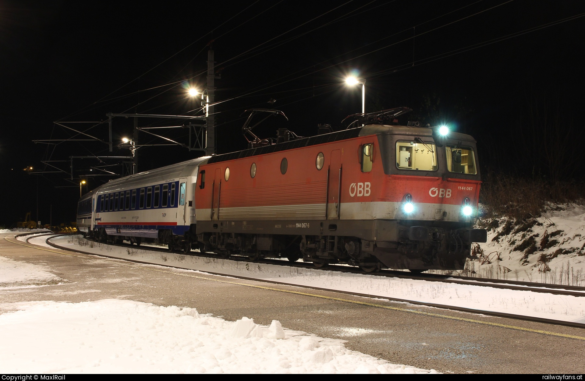 ÖBB 1144 067 in Ardning mit dem EN 414 - Während der achtmonatigen Tauernsperre von November 2024 bis Juli 2025 wird der Nachtzug EN414 von Zagreb Glavni kolo nach Stuttgart über Spielfeld-Straß, Selzthal und Salzburg umgeleitet. Der Zugteil nach Zürich HB wird dabei in Selzthal dem NJ464 beigegeben.
Die 1144 067 hat am 24.11.2024 den Zug in Selzthal übernommen und wird ihn bis nach Salzburg bringen, wo die Wagen auf den NJ236 übergehen, hier beim Kreuzungshalt im Bahnhof Ardning.  Pyhrnbahn | Linz Hbf - Selzthal Railwayfans