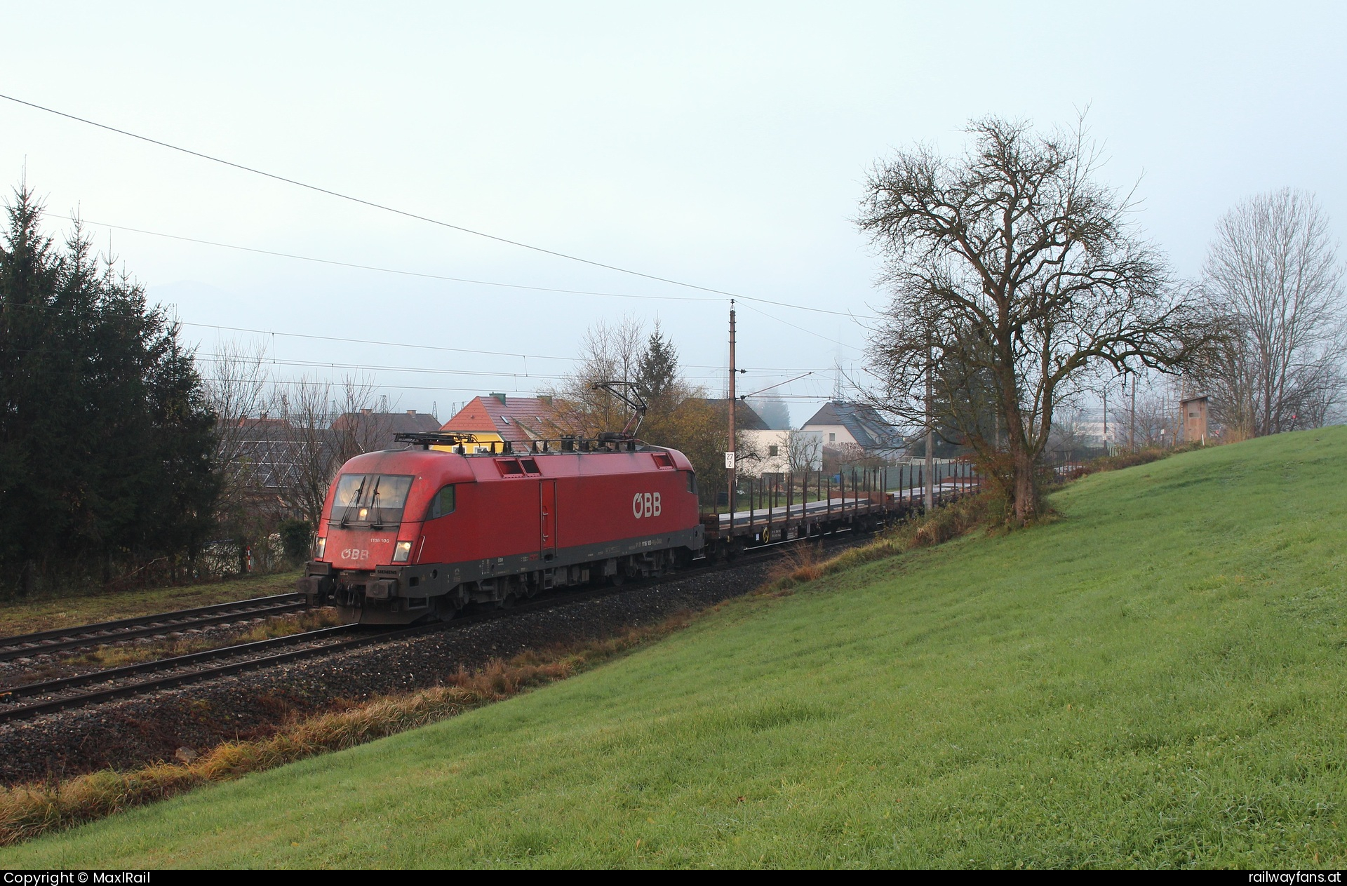 ÖBB 1116 100 in Lahrndorf - Am Morgen des 30.11.2024 lichtet sich der herbstliche Nebel über dem Ennstal langsam und die 1116 100 wartet mit einem Ganzzug beladen mit Gußstahlelementen von Italien kommend in Lahrndorf auf die Weiterfahrt nach Mühlheim.  Rudolfsbahn | St.Valentin - Kastenreith Railwayfans