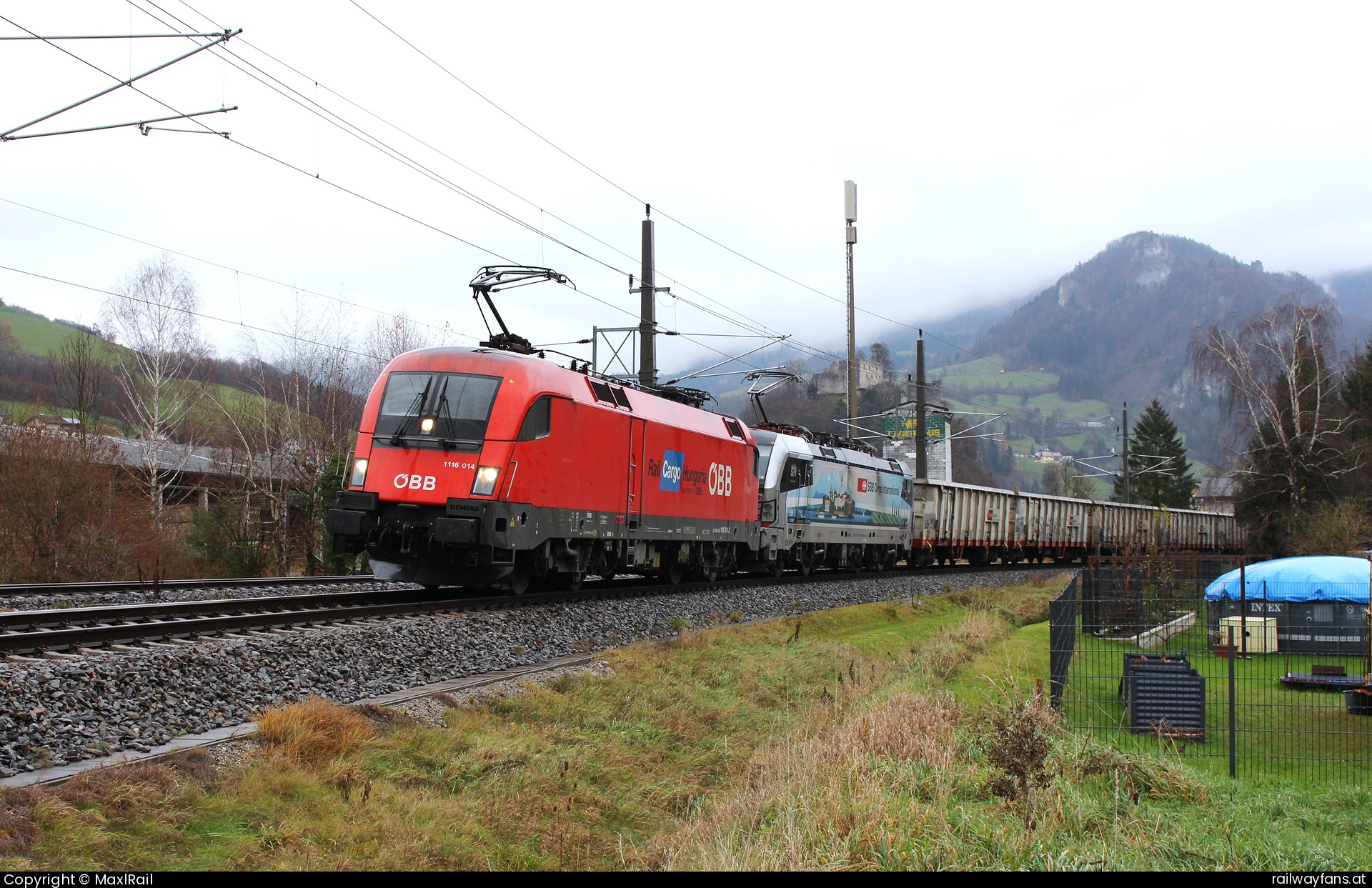 ÖBB 1116 014 in Losenstein - Die Rail Cargo Hungaria 1116 014 sowie die 193 139 von SBB Cargo International brachten am 29.11.2024 einen Kohleganzzug von Tarvisio Boscoverde nach Linz Stahlwerke und warten hier in Losenstein auf die Weiterfahrt.  Rudolfsbahn | St.Valentin - Kastenreith Railwayfans