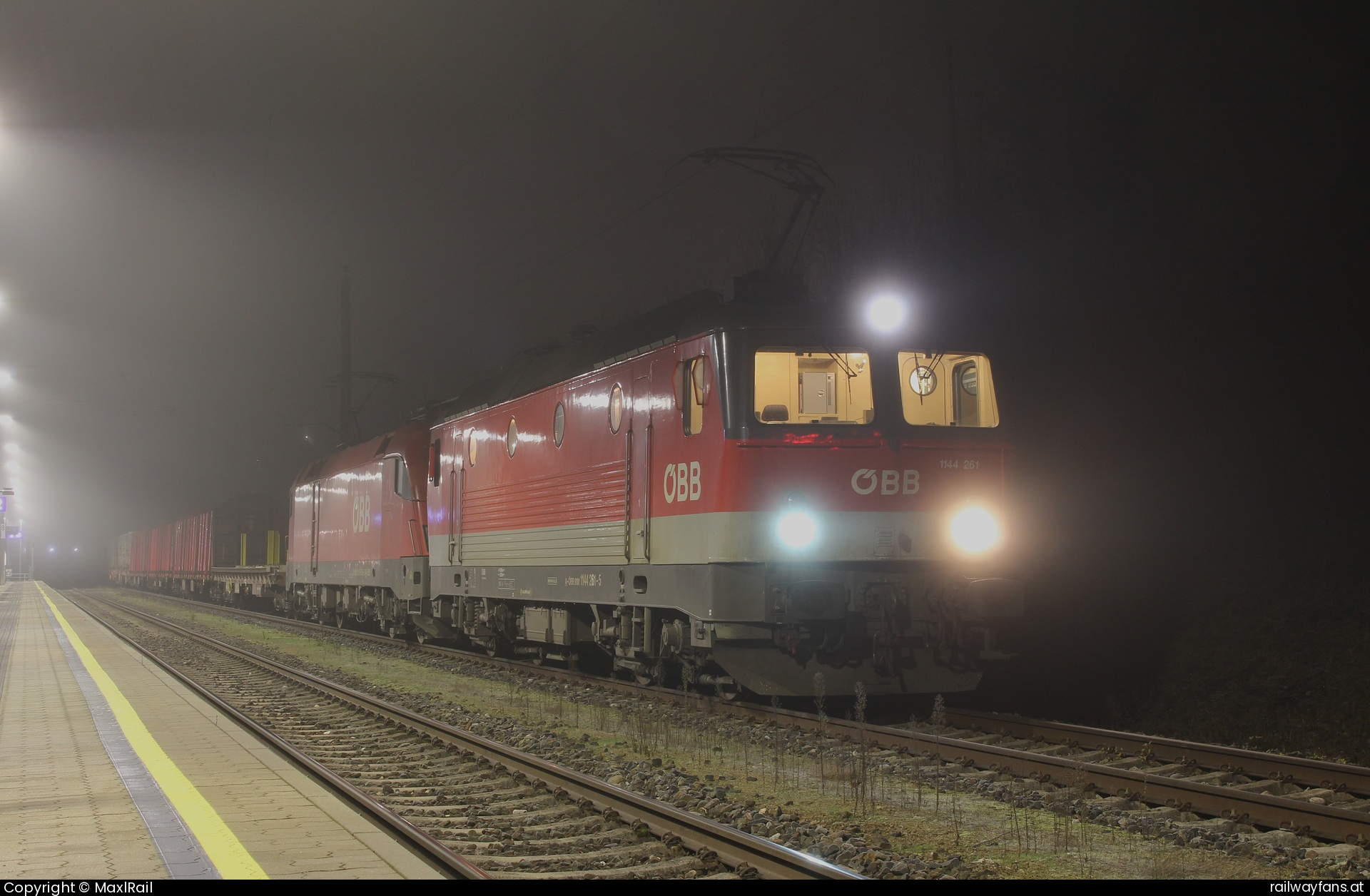 ÖBB 1144 261 in Reichraming - Die 1144 261 und die 1016 028 hatten am 2.12.2024 mit einem recht kurzen Güterzug von Bruck/Mur Fbf nach Linz Vbf nicht viel zu tun und warten hier beim Kreuzungshalt im Bahnhof Reichraming auf die Weiterfahrt.  Kronprinz Rudolf-Bahn Railwayfans