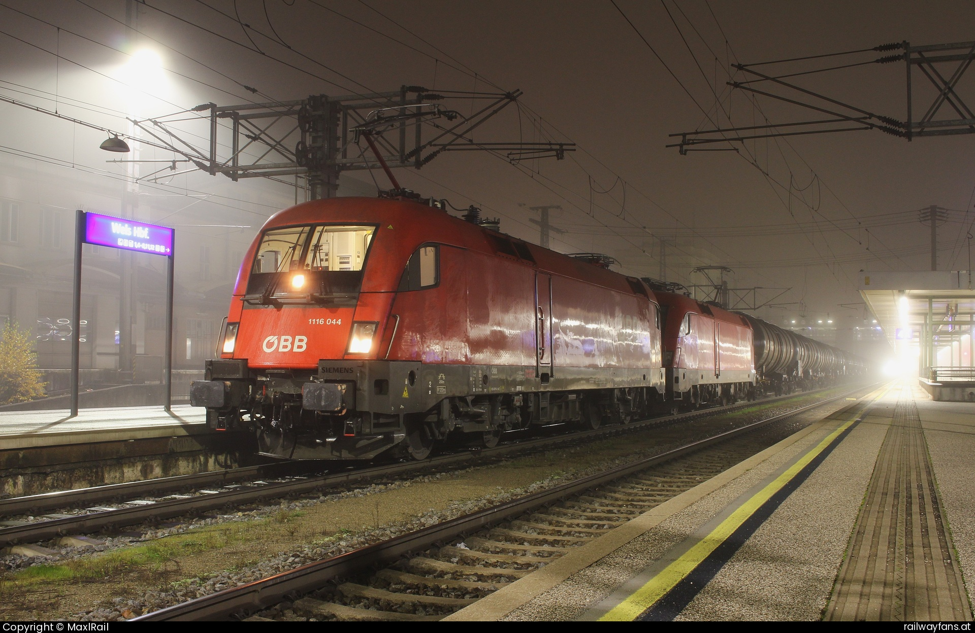 ÖBB 1116 044 in Wels Hbf - Einem Kesselwagenganzzug hatte am 27.11.2024 die 1016 038 von Ingolstadt nach Wels gebracht, wo die 1116 044 als Vorspanntriebfahrzeug bis Graz Vbf beigegeben wurde, hier kurz vor der Abfahrt in Wels Hbf.  Westbahn Railwayfans