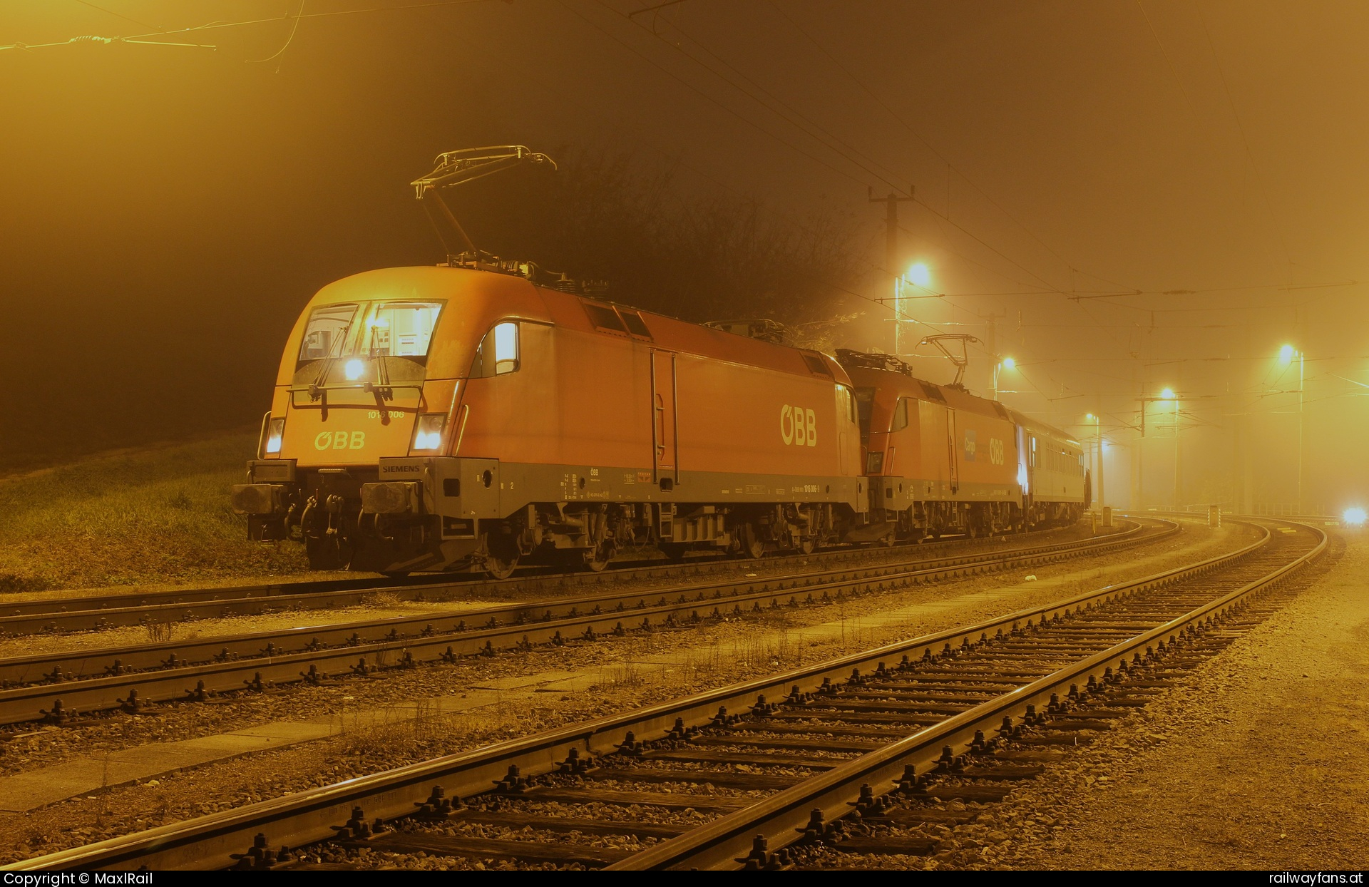 ÖBB 1016 006 in Spielfeld-Straß - Am Abend des 18.11.2024 sind die 1016 006 und die 1116 011 mit einem Militärzug der US Army von Deutschland kommend in Spielfeld-Straß angekommen.
Hier wurde der Zug von einem slowenischen Triebfahrzeug übernommen und weiter in Richtung Rijeka gebracht.  Südbahn | Wien Hbf -  Spielfeld Straß Railwayfans