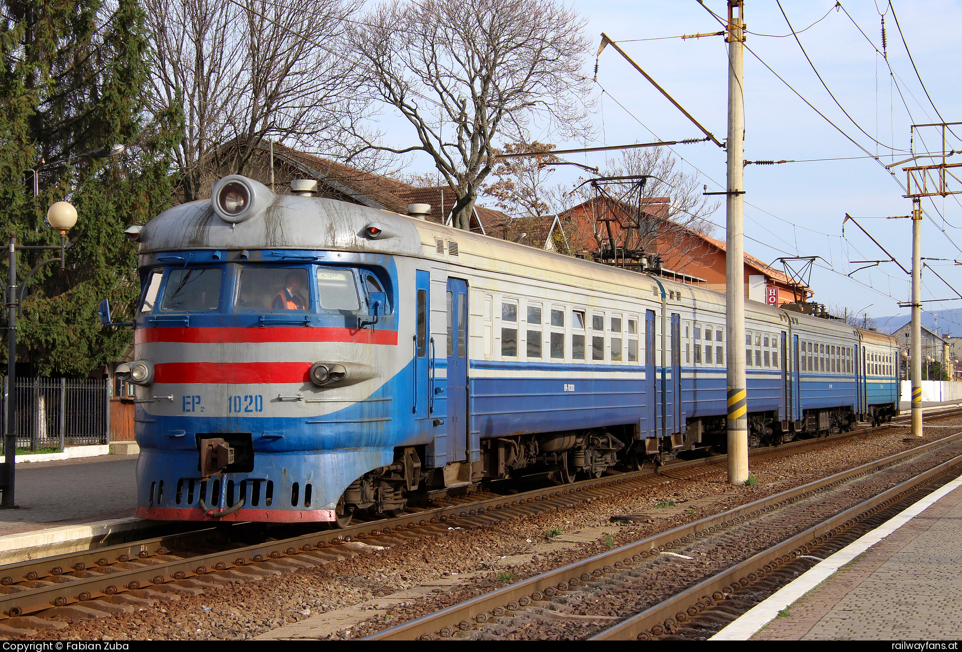 Ukrsalisnyzja (Ukrainische Eisenbahnen) EP2 1020 in Mukatschewo  Railwayfans