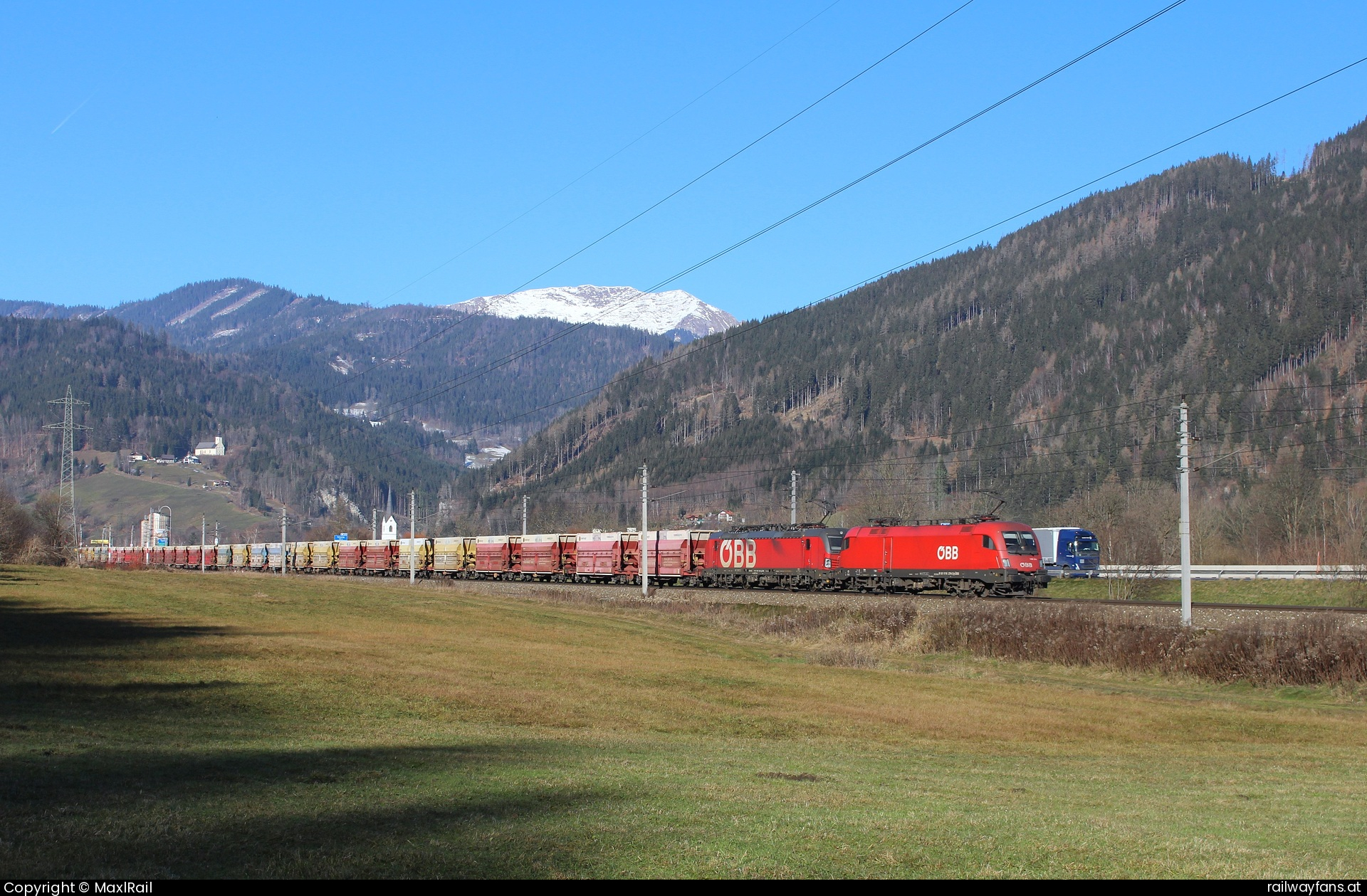 ÖBB 1116 274 in Schattenberg - Kurz hinter Kalwang fahren am 2.12.2024 die 1116 274 und die 1293 190 mit einem Erzzug von Eisenerz kommend in Richtung Leoben Donawitz.  Schoberpass Railwayfans