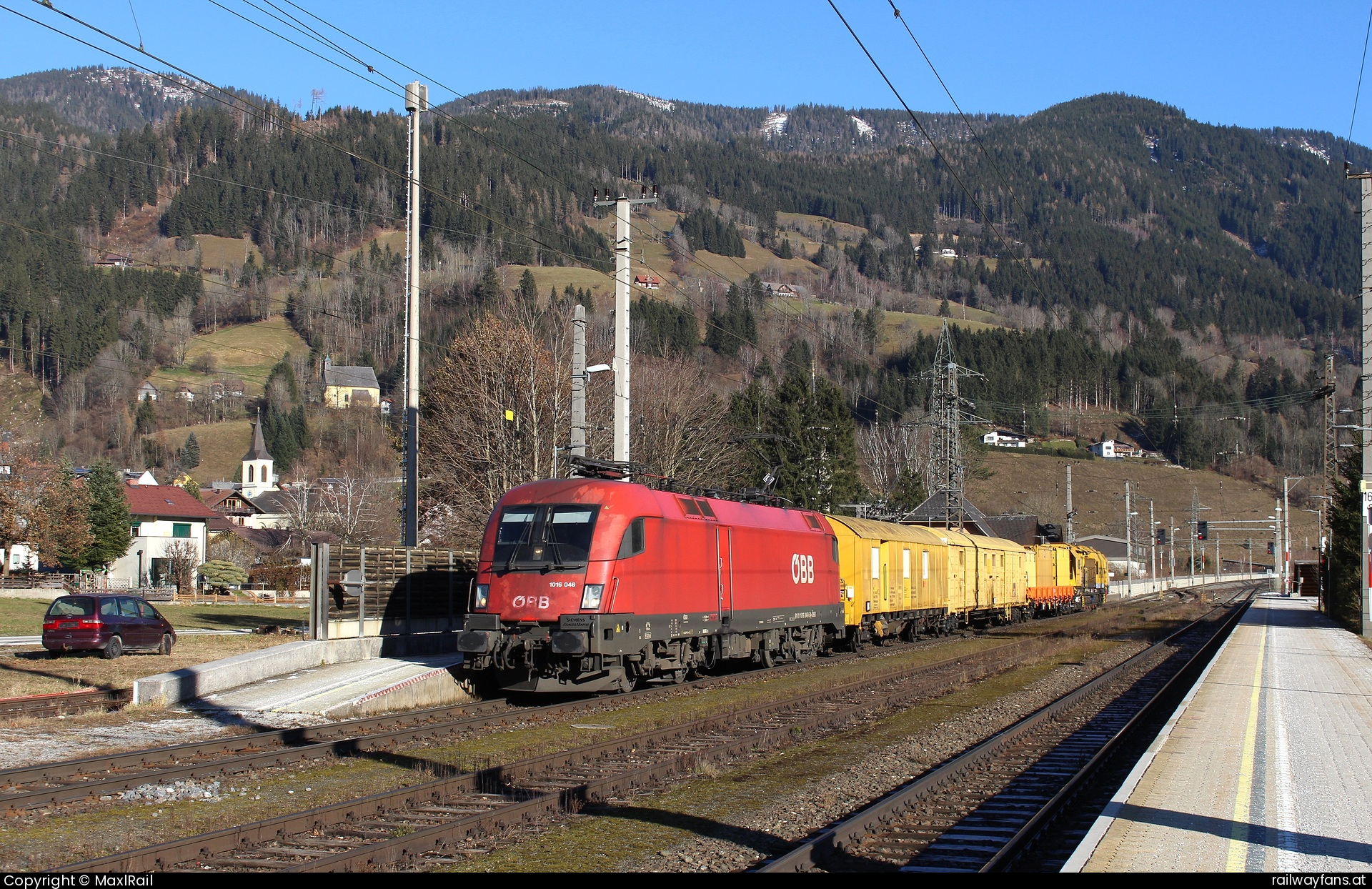 ÖBB 1016 046 in Gaishorn - Durch dem Bahnhof Gaishorn fährt am 2.12.2024 die 1016 046 mit dem 