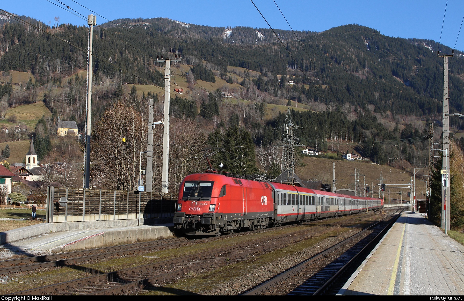 ÖBB 1016 045 in Gaishorn mit dem EC 216 - Gut 20 Minuten Verspätung wegen einer technischen Störung hat am 2.12.2024 der EC216 