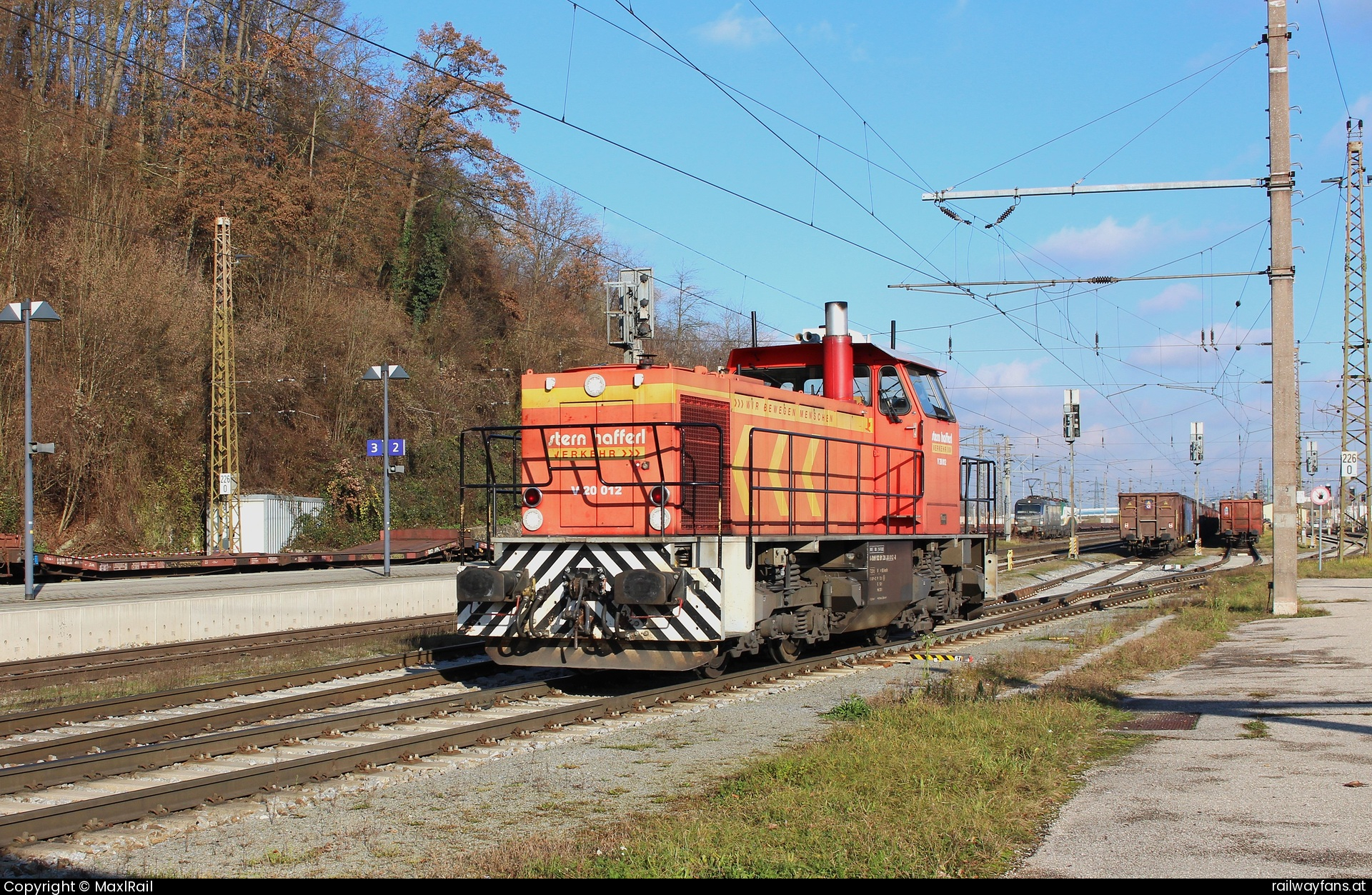 Stern & Hafferl V20.012 in Lambach - Für den Einsatz mit Doppelstockzügen auf der Graz-Köflacher-Bahn wurde die G1205 mit der Nr. 1000874 im Jahr 1992 als V1500.7 von MaK an die GKB geliefert, technisch etwas umgebaut (Wendezugsteuerung, Getriebe für 90km/h statt den üblichen 80km/h) und kam bis 2003 im Güter- und Personenverkehr zum Einsatz.
2003 wurde das recht störanfällige Einzelstück an Stern&Hafferl in Oberösterreich verkauft, rückgebaut und versieht seither im Raum Lambach ihren Dienst.
Am 5.12.2024 fährt die als V20.012 bezeichnete Lok nach getaner Arbeit sla Verschubreserve im Bahnhof Lambach zur wohlverdienten Pause.   Railwayfans