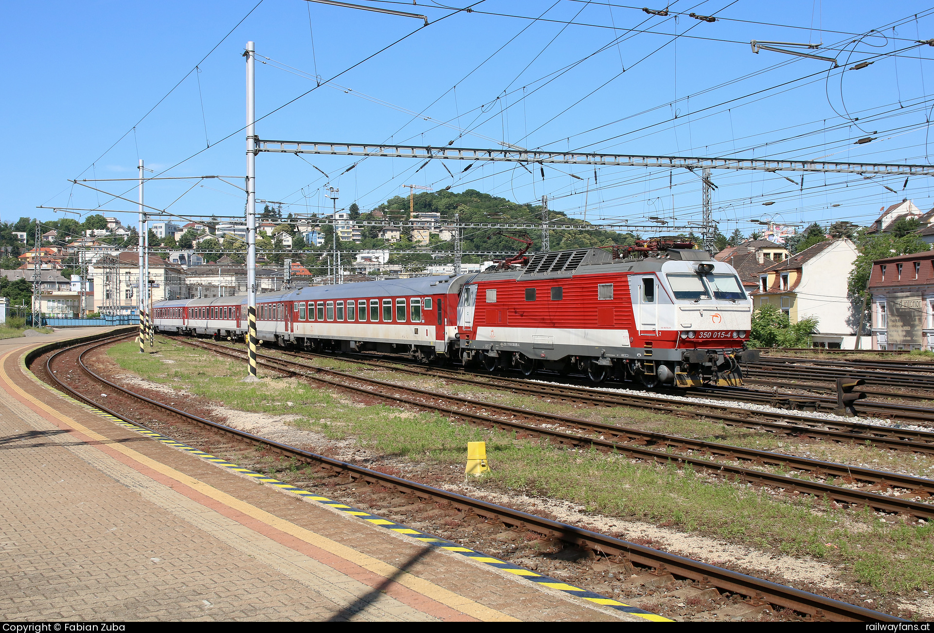 ZSSK 350 015 in Bratislava hl.st.  Railwayfans