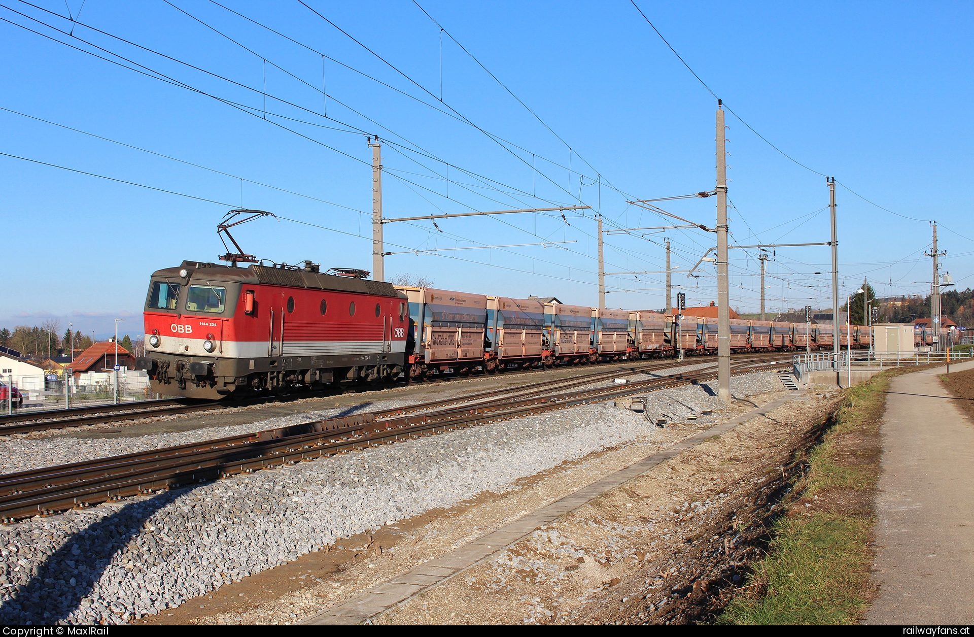 ÖBB 1144 224 in Rohr-Bad Hall - In der herrlichsten Nachmittagssonne des 30.11.2024 bringt die 1144 224 einen leeren Erzzug von Linz Stahlwerke nach Spielfeld-Straß und steht hier im Bahnhof Rohr-Bad Hall beim Abwarten eines Gegenzuges.  Pyhrnbahn | Linz Hbf - Selzthal Railwayfans