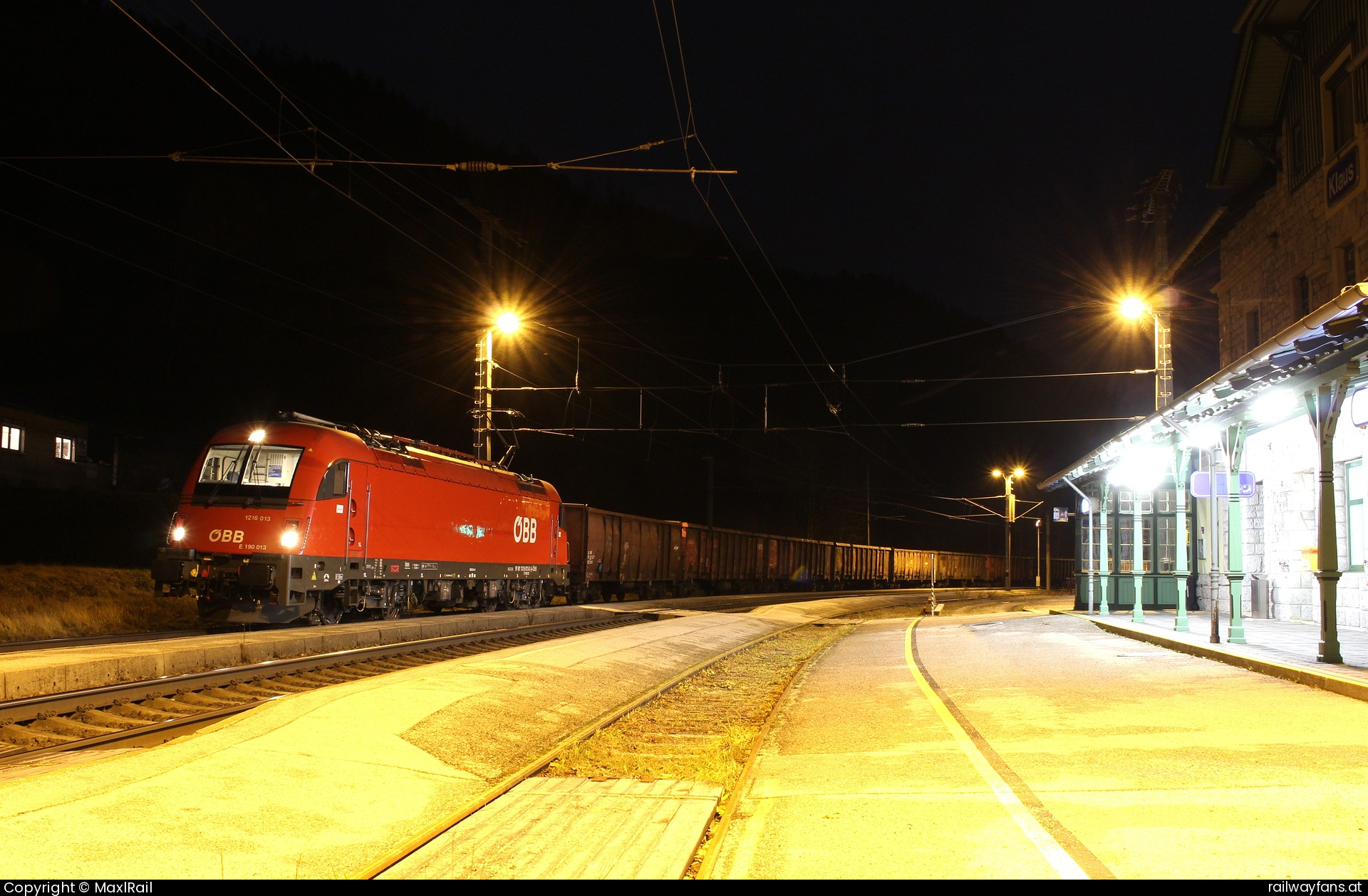 ÖBB 1216 013 in Klaus - Die 1216 013 bracht am Abend des 12.12.2024 einen leeren Kohlezug von der Voest Alpine in Linz nach Jesenice.
Im nächtlichen Bahnhof Klaus an der Pyhrnbahn wurde ein Gegenzug abgewartet bevor die Fahrt weiterging.  Pyhrnbahn | Linz Hbf - Selzthal Railwayfans