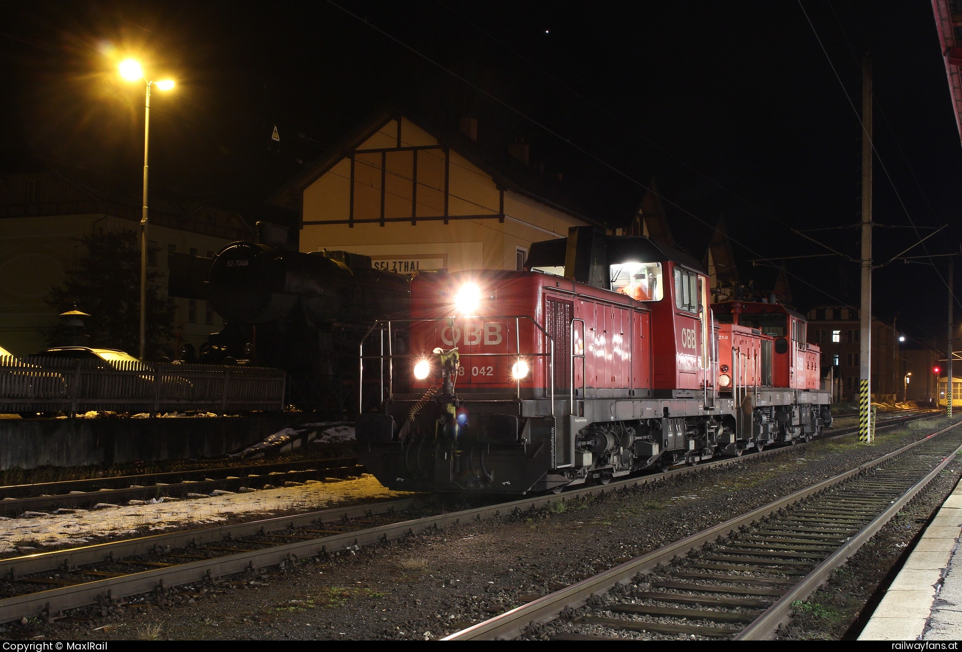 ÖBB 2068 042 in Selzthal - Alle drei Traktionsarten auf einem Bild festhalten zu können ist schon eine Seltenheit. 
Am Abend des 17.12.2024 wurde das wieder möglich. Die 2068 042 und die kalt geschleppte 1063 021 stehen in Selzthal neben der Denkmallok 52.7046 von der WLF gebaut wurde und seit 1989 als Denkmallok neben dem Bahnhof steht.  Schoberpass Railwayfans