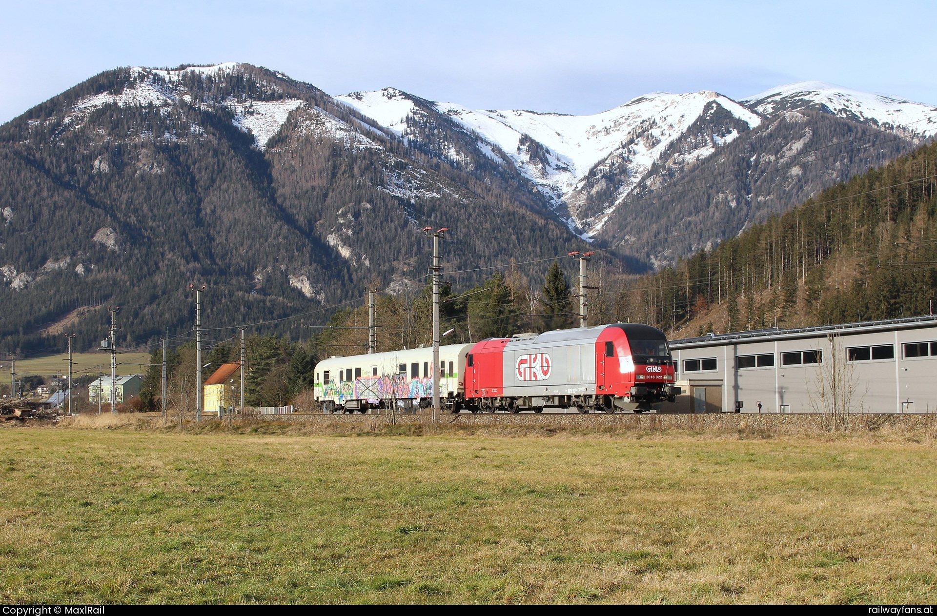 GKB 2016 922 in Seiz - Vor dem Bergmassiv der Eisenerzer Alpen mit dem 2214m hohen Gößeck fährt die 2016 922 mit einem Unkrautspritzwagen als Messfahrt am 18.12.2024 von Wald am Schoberpass nach Kraubath hier beim verlassen des Bahnhof Seiz.  Schoberpass Railwayfans