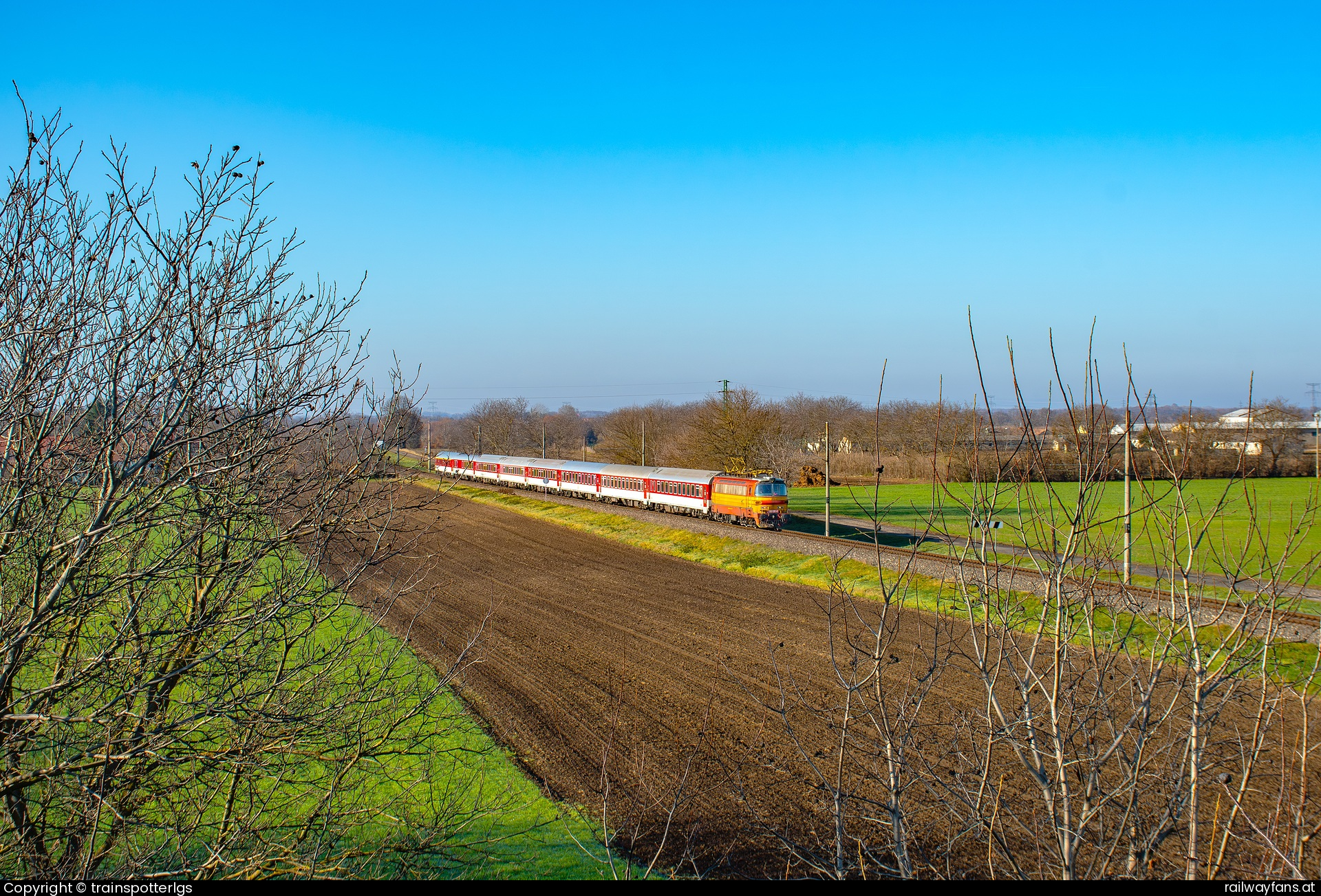 ZSSK Cargo 240 135 in Radava - ZSSKC 240 135 on R to Kozárovce spotted in Radava
   Railwayfans