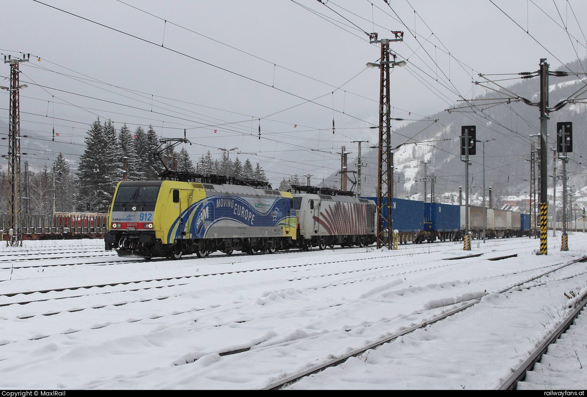 Lokomotion 189 912 in Selzthal - Die 189 912 und die 189 918 warten am 24.12.2024 mit einem Containerganzzug in Selzthal auf die Abfahrt.   Railwayfans