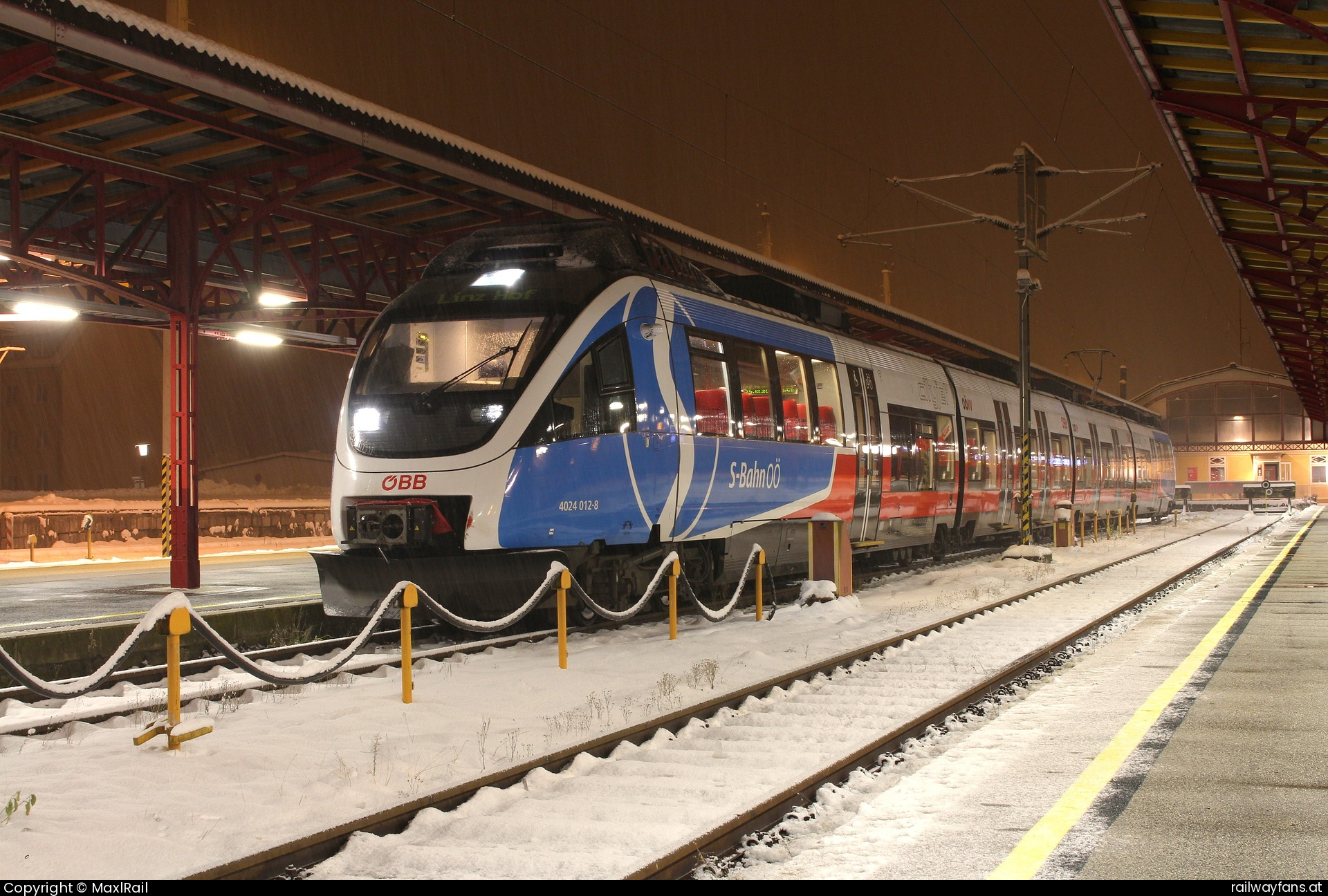 ÖBB 4024 012 in Selzthal mit dem REX 3902  - Früh am Morgen des 24.12.2024 steht im dichten Schneefall der 4024 012 im Bahnhof Selzthal und wartet auf die Abfahrt als REX3902 nach Linz Hbf.  Pyhrnbahn | Linz Hbf - Selzthal Railwayfans