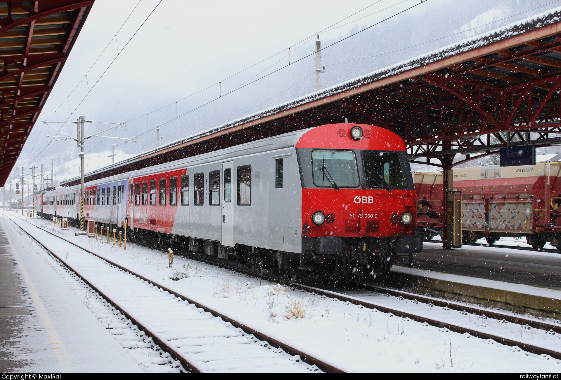 ÖBB 8073 060 in Selzthal mit dem REX 3903 - Im dichten Schneefall des 22.12.2024 schob die 1144 262 den REX3903 von Linz Hbf nach Selzthal hier beim erreichen des Zugendbahnhofs.   Railwayfans