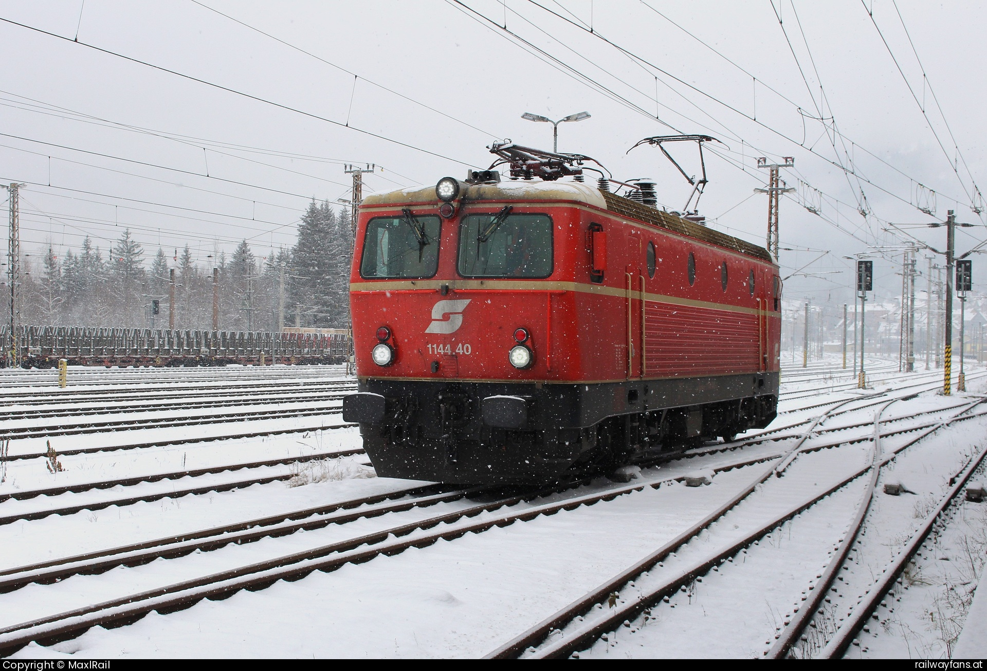 ÖBB 1144 040 in  - Am 22.12.2024 macht sich die 1144.40 als Lokzug am Weg vom tief verschneiten Selzthal nach Knittelfeld.  Schoberpass Railwayfans