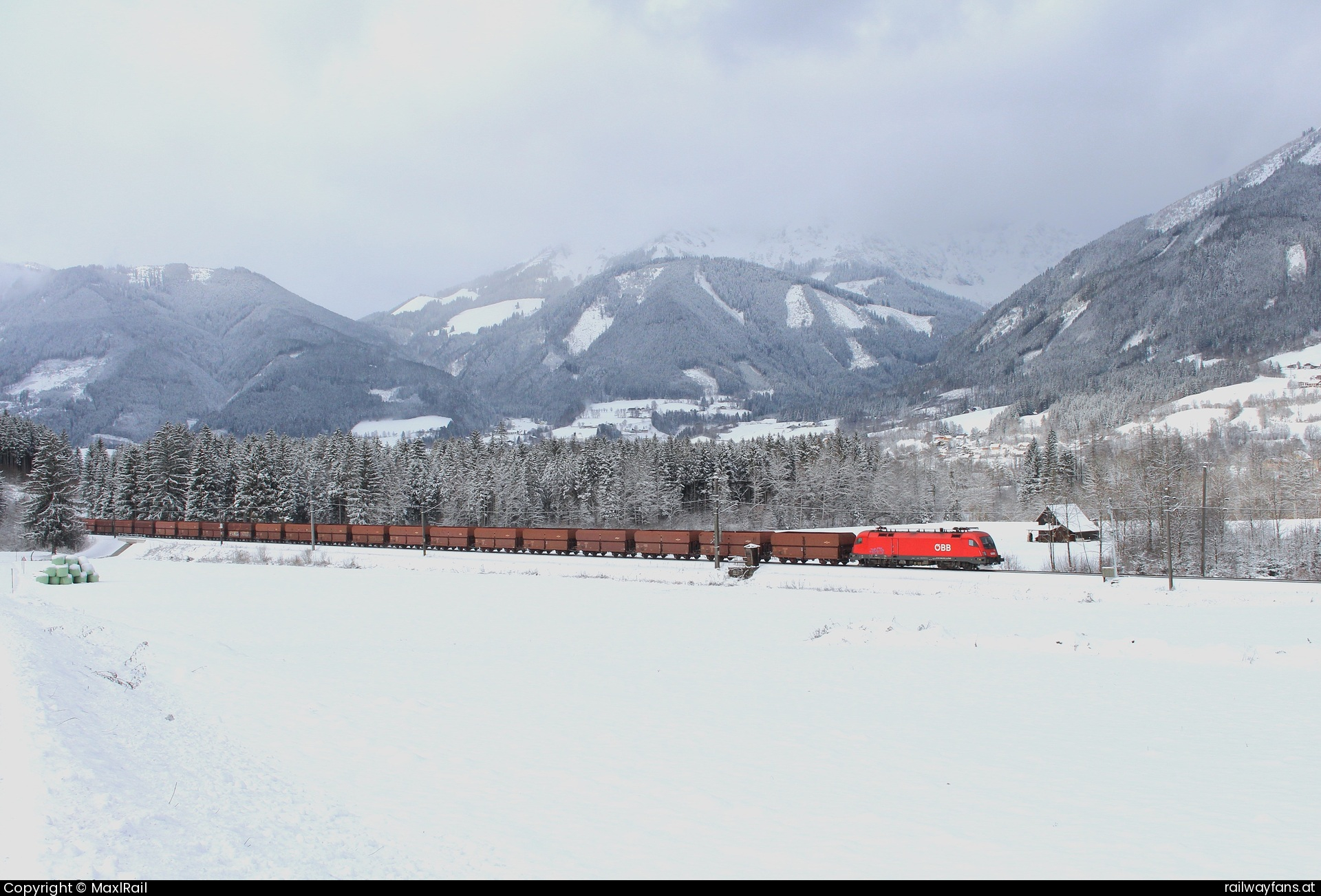 ÖBB 1116 170 in Admont - Kurz vor dem Einfahrsignal von Frauenberg an der Enns fährt am 23.12.2024 die 1116 170 mit einem Erzzug von Jesenice nach Linz Stahlwerke.   Gesäusebahn Railwayfans