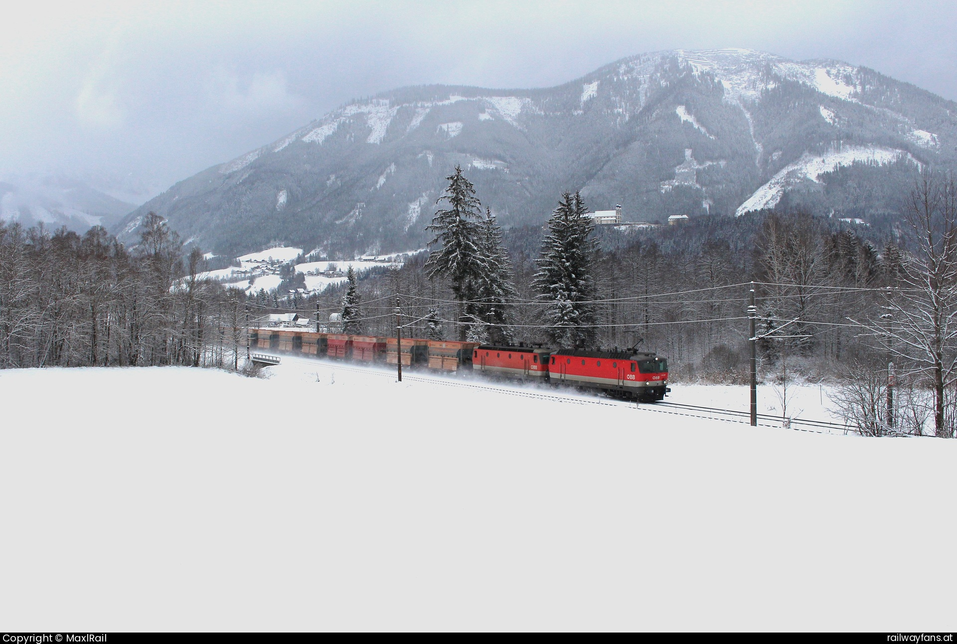 ÖBB 1144 264 in Frauenberg an der Enns - Recht selten kommt die Reihe 1144 mit Erzzügen im Gesäuse vor. Während sie von den Eisenerzer Zügen gänzlich verschwunden sind, kommt es gelegentlich zum Einsatz vor den umgeleiteten Linzer Erzzügen.
Die 1144 264 und die 1144 067 durchfahren am 23.12.2024 mit einem beladenen Erzzug von Jesenice kommend den Bahnhof Frauenberg an der Enns in Richtung Linz Stahlwerke.  Gesäusebahn Railwayfans