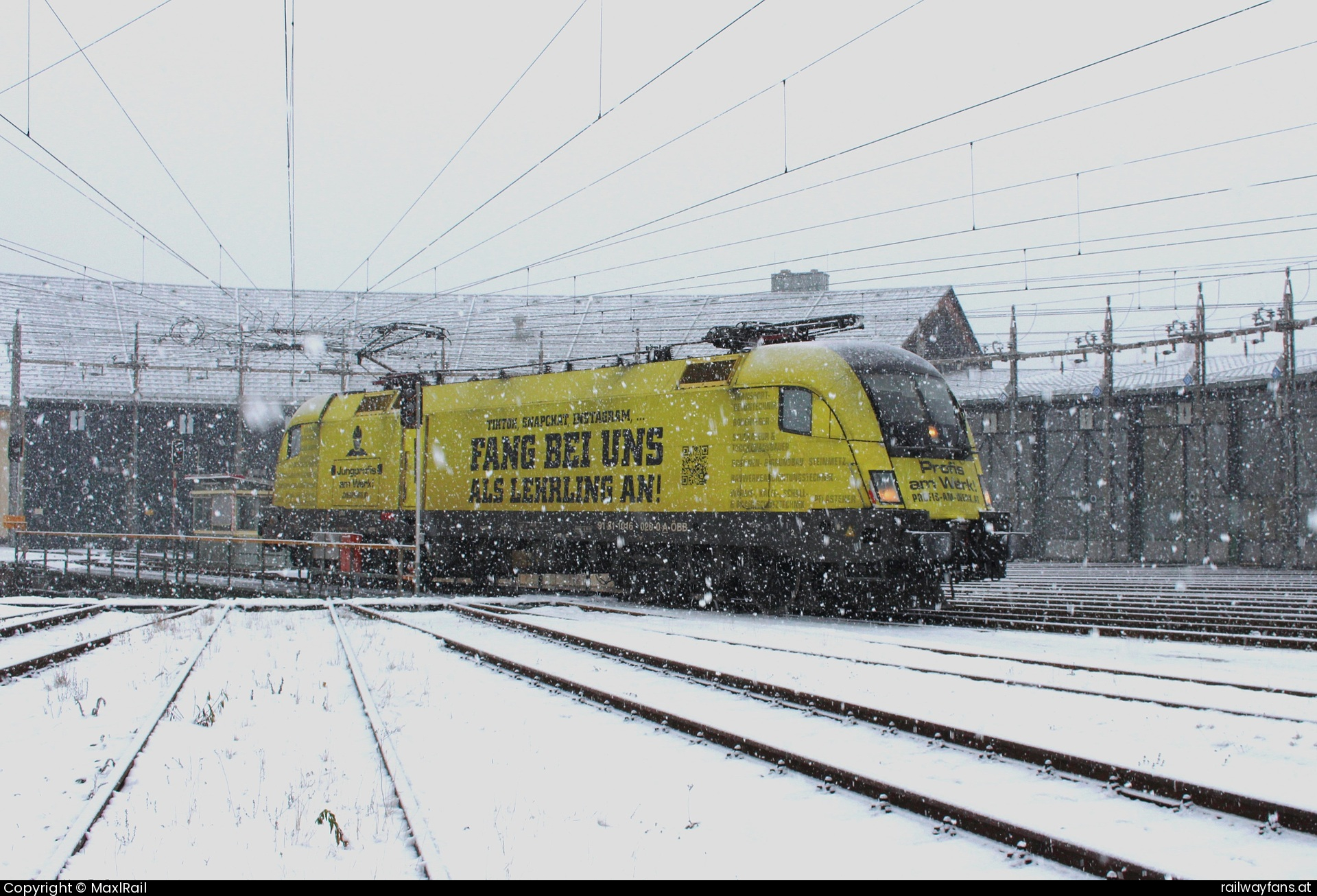 ÖBB 1016 020 in Selzthal - Im dichten Schneefall des 22.12.2024 fährt die 1016 020 von der Drehscheibe aus der Zugförderung Selzthal um einen Güterzug anzuspannen.   Railwayfans