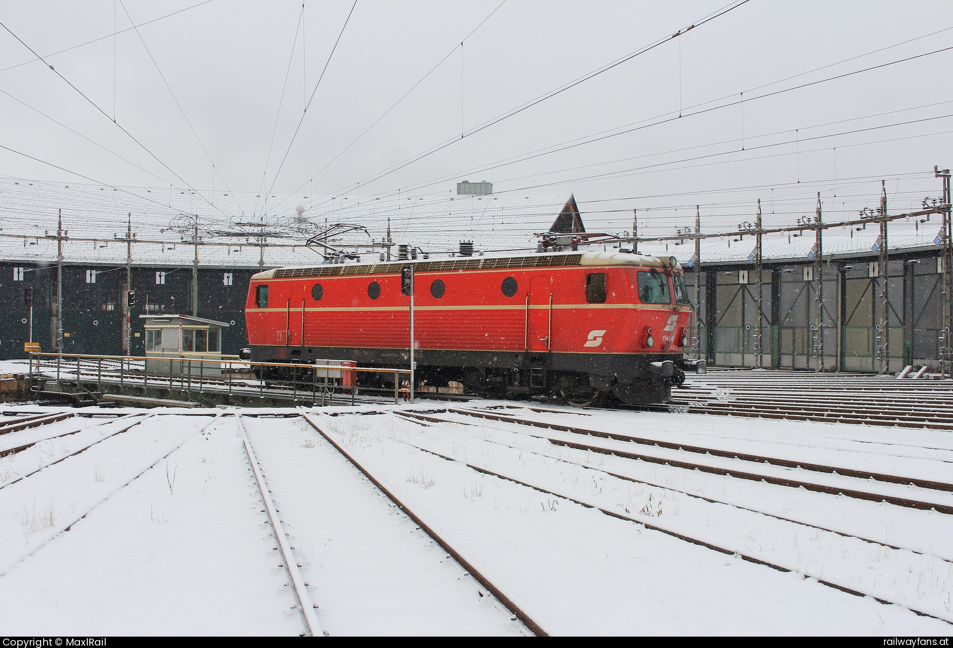 ÖBB 1144 040 in Selzthal - In der Nacht von 21. auf 22.12.2024 setzen starke Schneefälle in Selzthal ein.
Am Morgen des 22.12.2024 fährt die 1144.40 von der Drehscheibe der Zugförderung Selzthal zu ihrem nächsten Einsatz.   Railwayfans